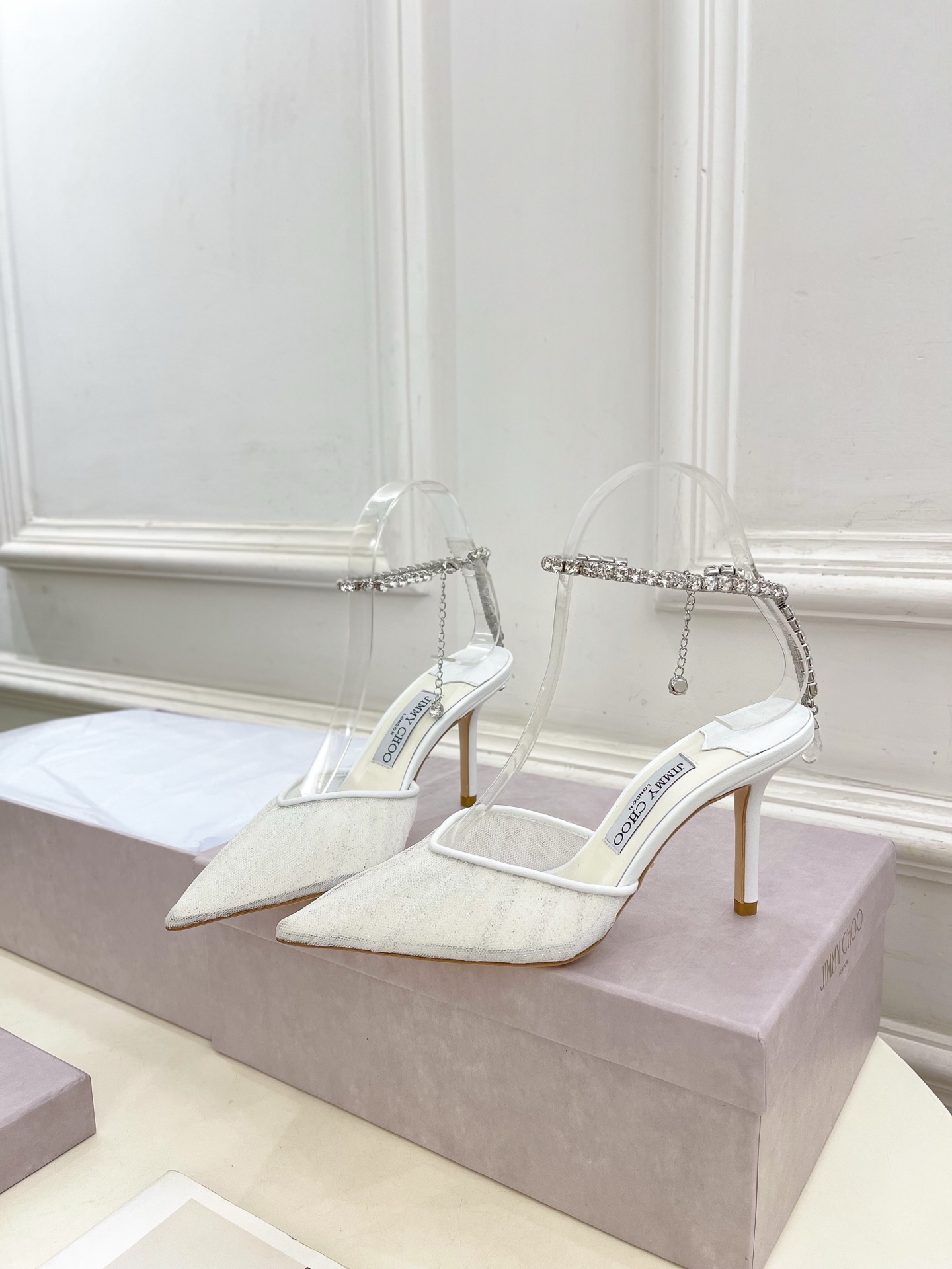 JimmyChoo✨吉米周 25ss ———
    
2025春夏新品 专柜最新JC网面水钻链条尖头高