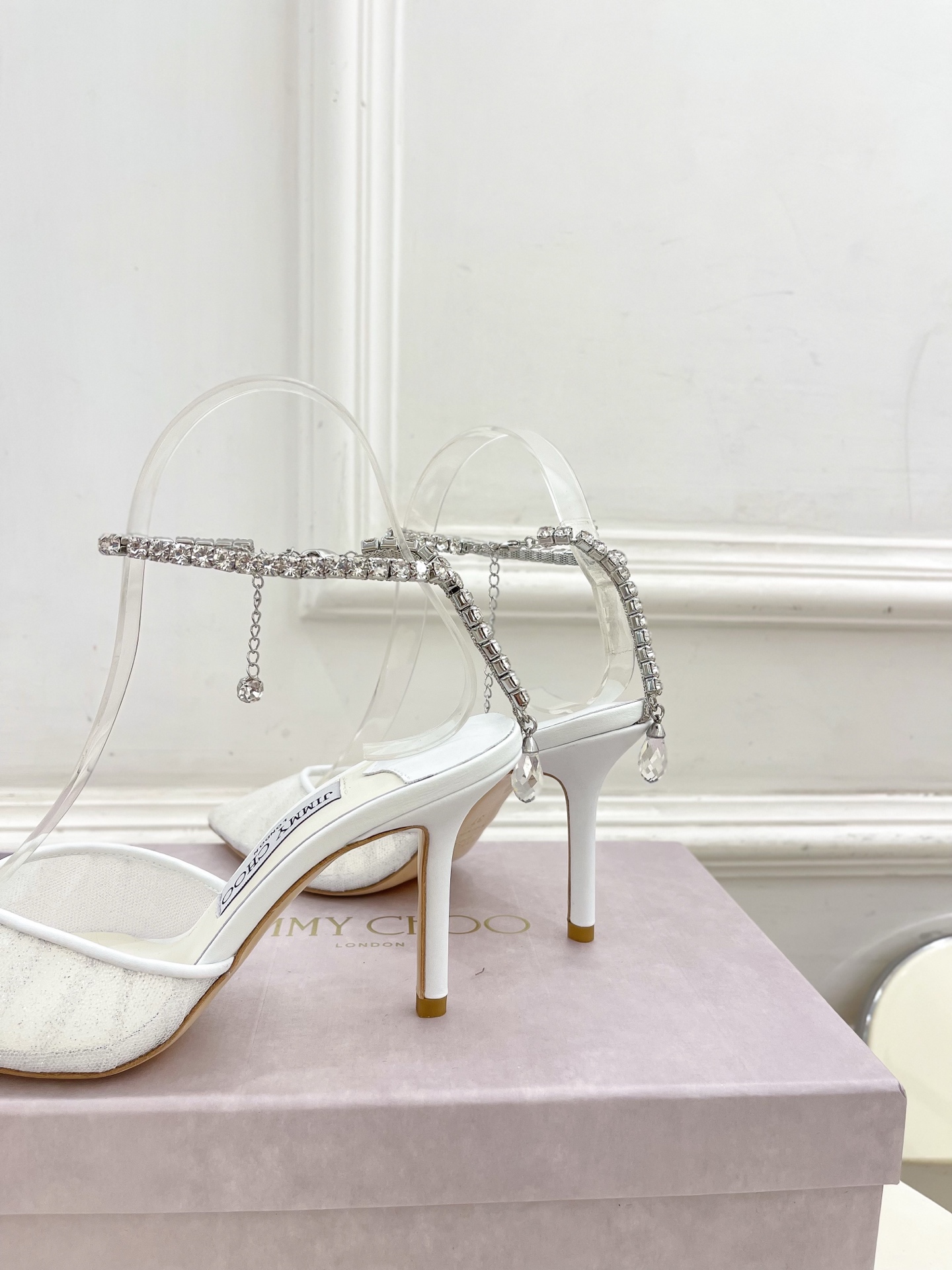 JimmyChoo✨吉米周 25ss ———
    
2025春夏新品 专柜最新JC网面水钻链条尖头高