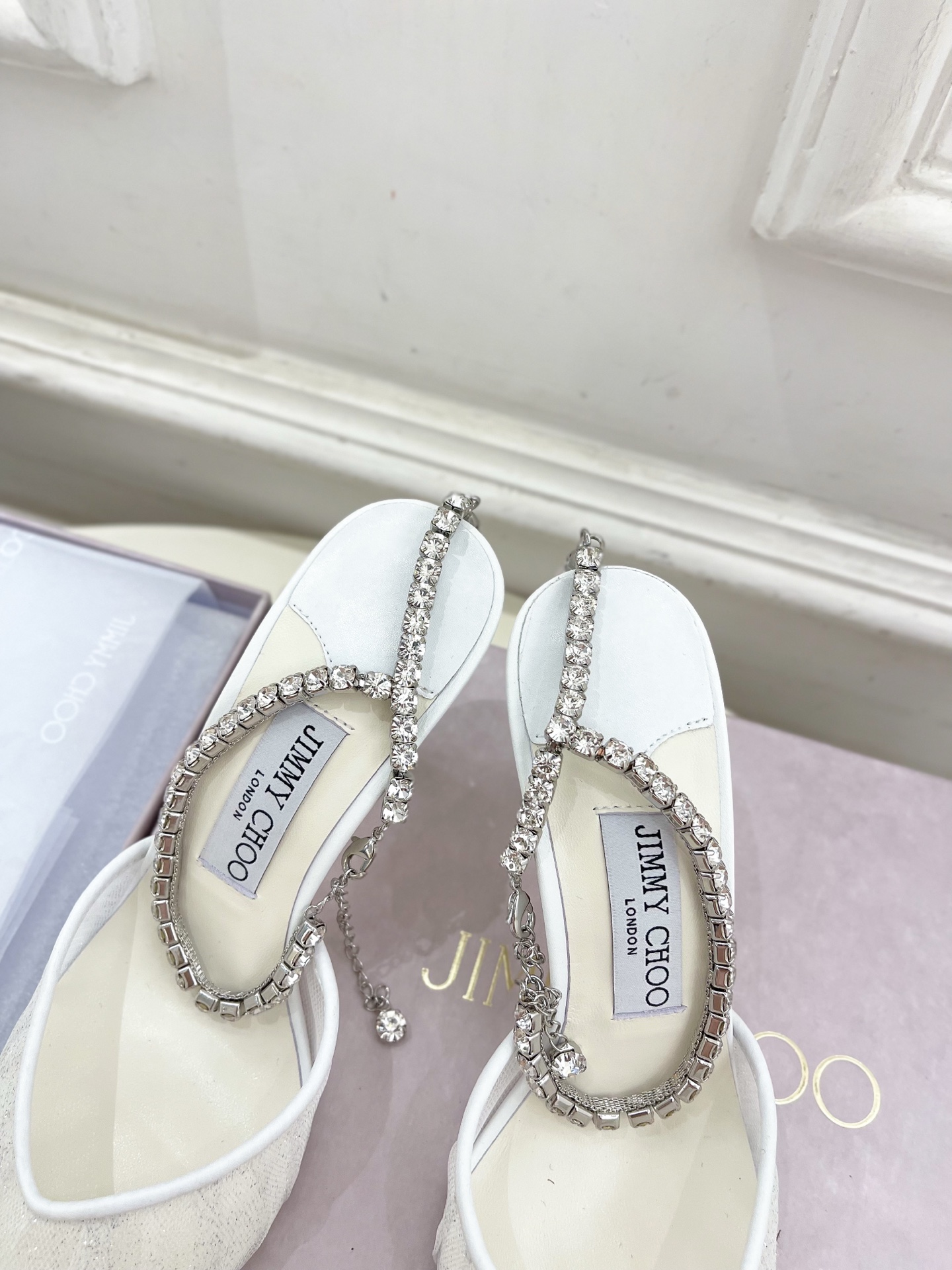 JimmyChoo✨吉米周 25ss ———
    
2025春夏新品 专柜最新JC网面水钻链条尖头高