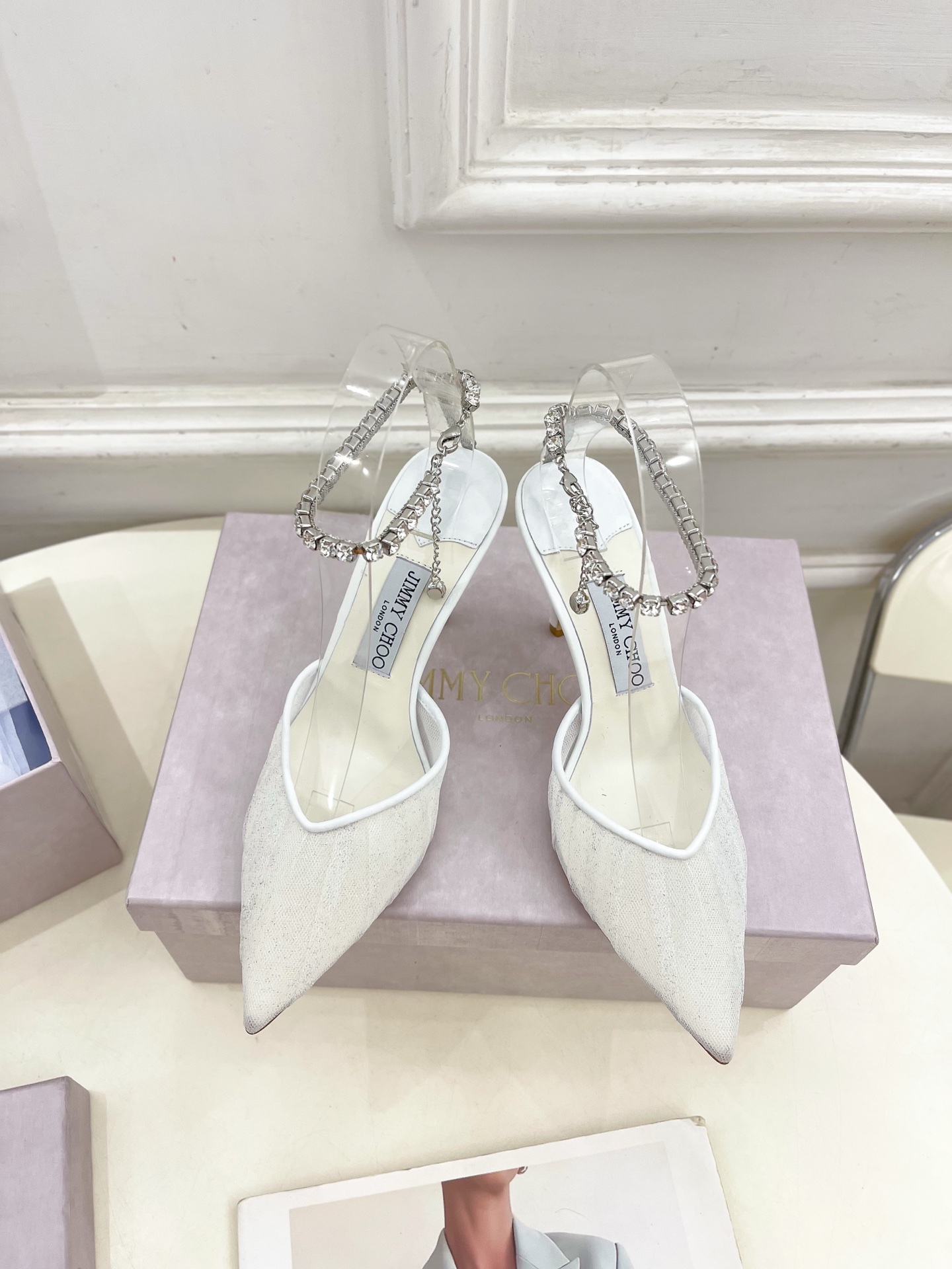 JimmyChoo✨吉米周 25ss ———
    
2025春夏新品 专柜最新JC网面水钻链条尖头高