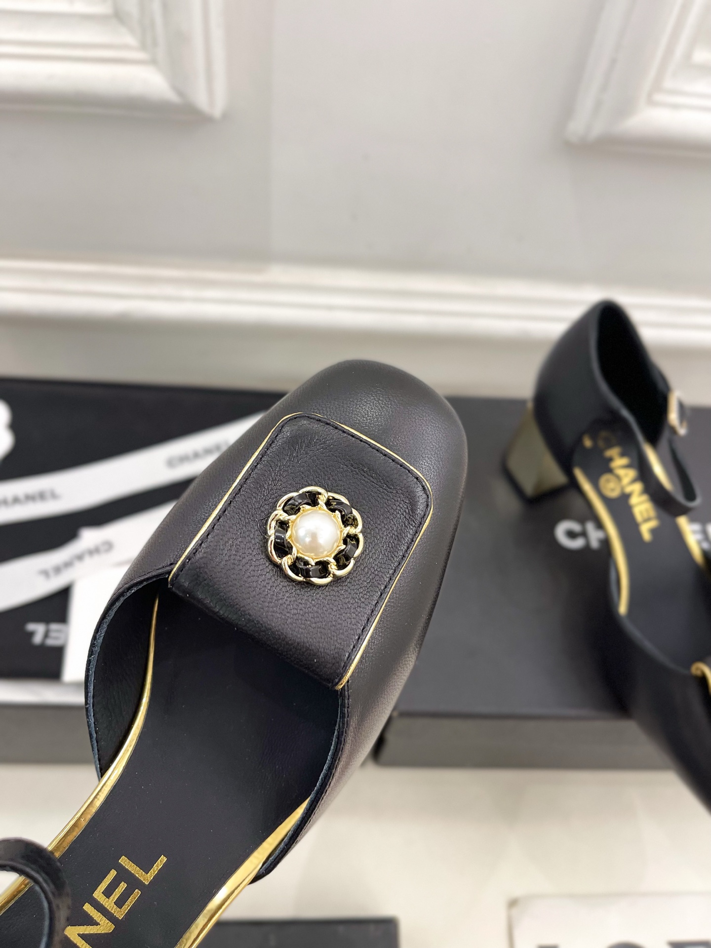𝐂𝐇𝐀𝐍𝐄𝐋  | 小香  25𝐬𝐬 

🦋2025 春夏新品  专柜经典款 小香珍珠扣金属跟中空鞋系列
