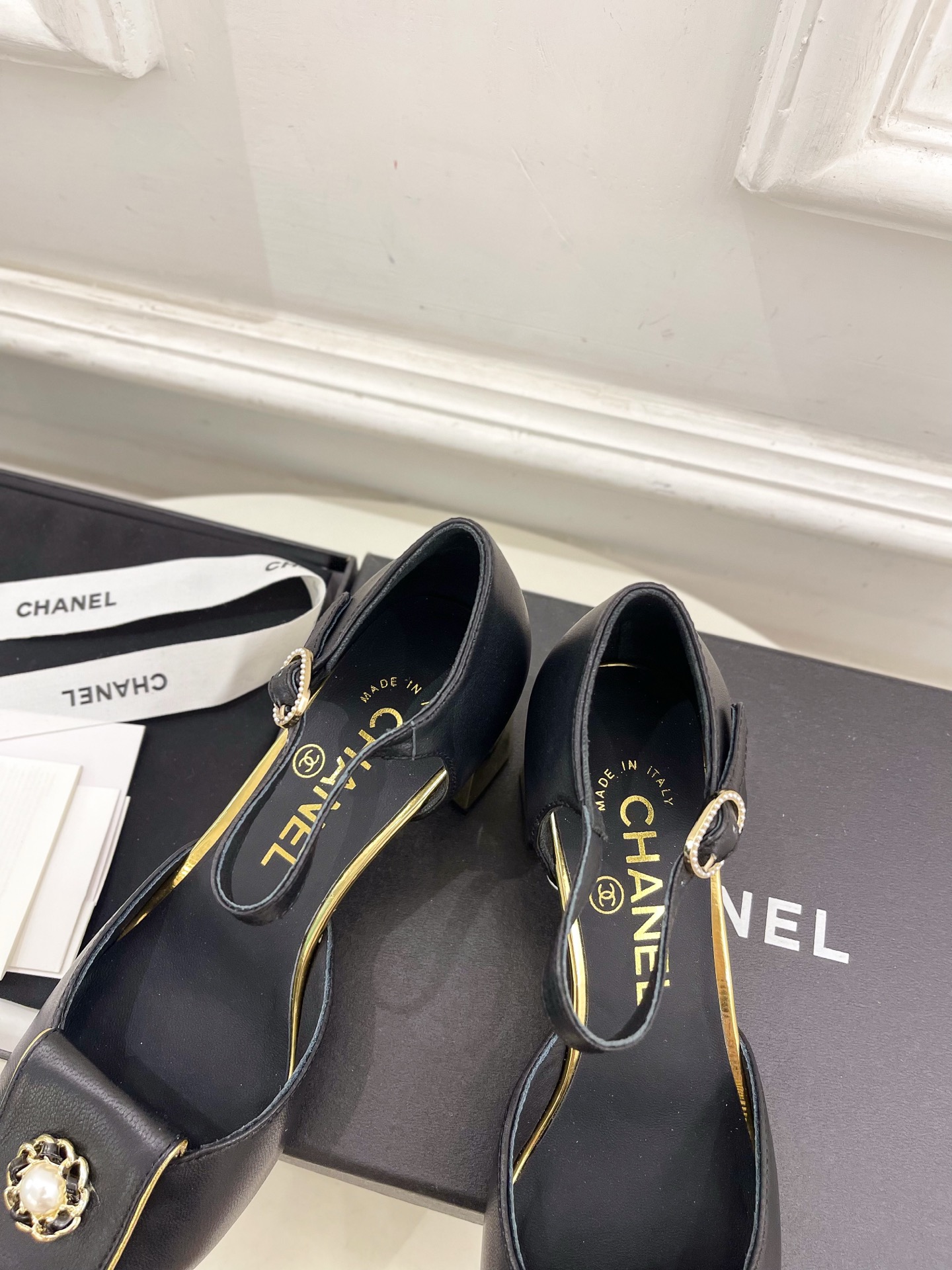 𝐂𝐇𝐀𝐍𝐄𝐋  | 小香  25𝐬𝐬 

🦋2025 春夏新品  专柜经典款 小香珍珠扣金属跟中空鞋系列
