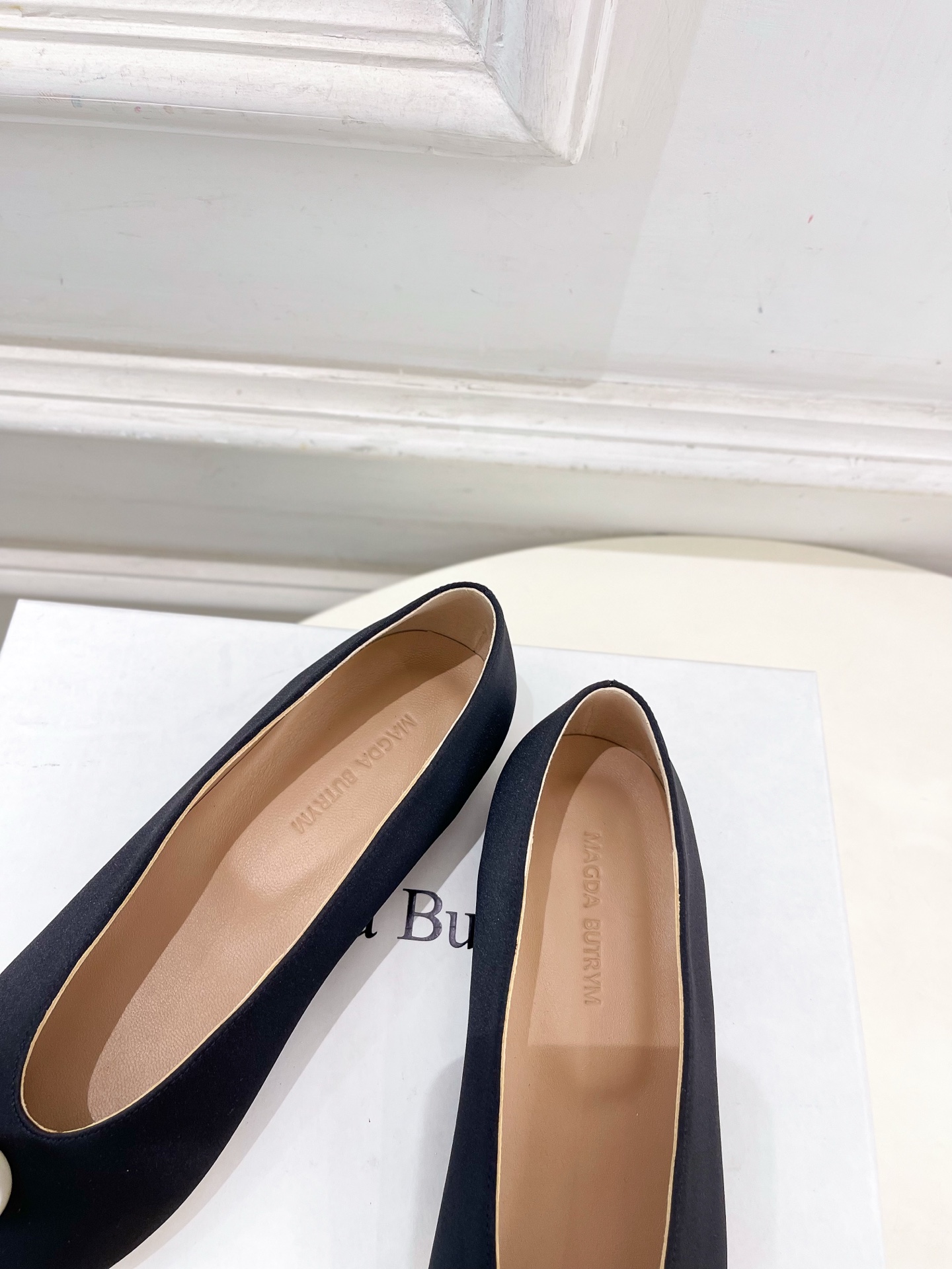 Magda Butrym 2025春夏新品 尖头珍珠缎面平底单鞋
—————————
作为这两年最受欢迎