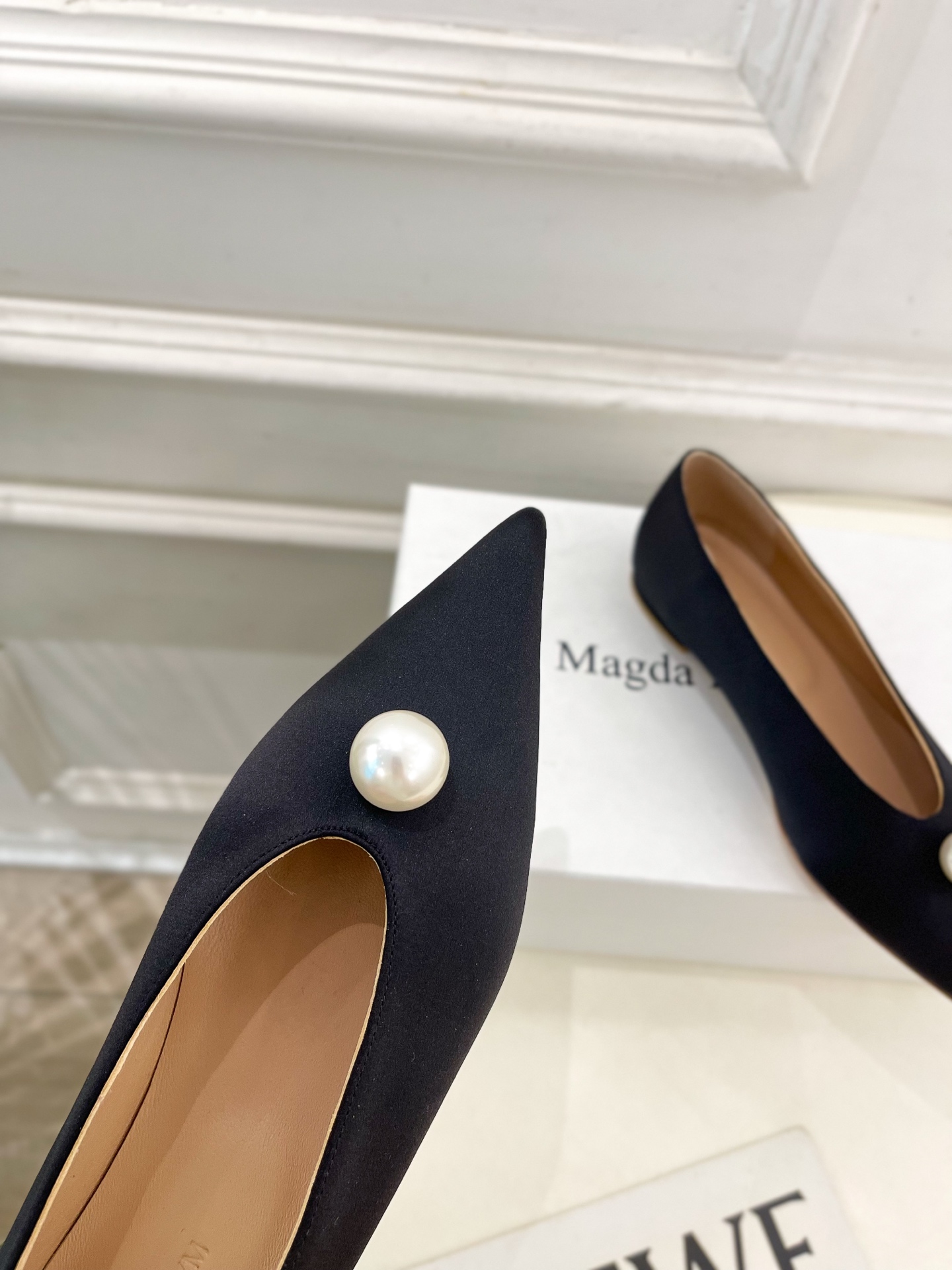 Magda Butrym 2025春夏新品 尖头珍珠缎面平底单鞋
—————————
作为这两年最受欢迎