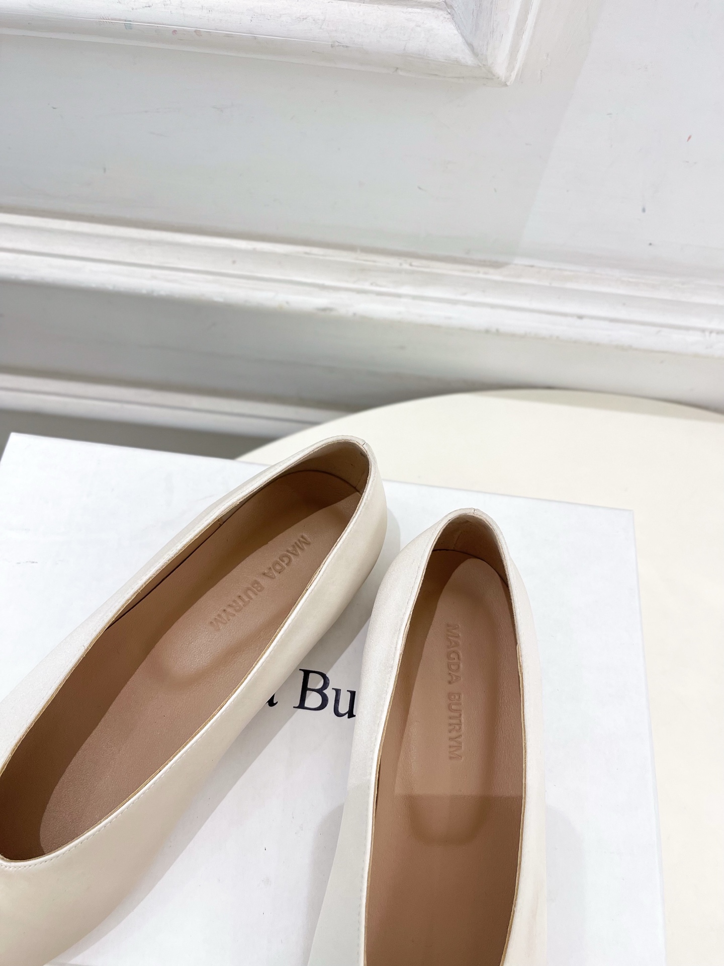 Magda Butrym 2025春夏新品 尖头珍珠缎面平底单鞋
—————————
作为这两年最受欢迎