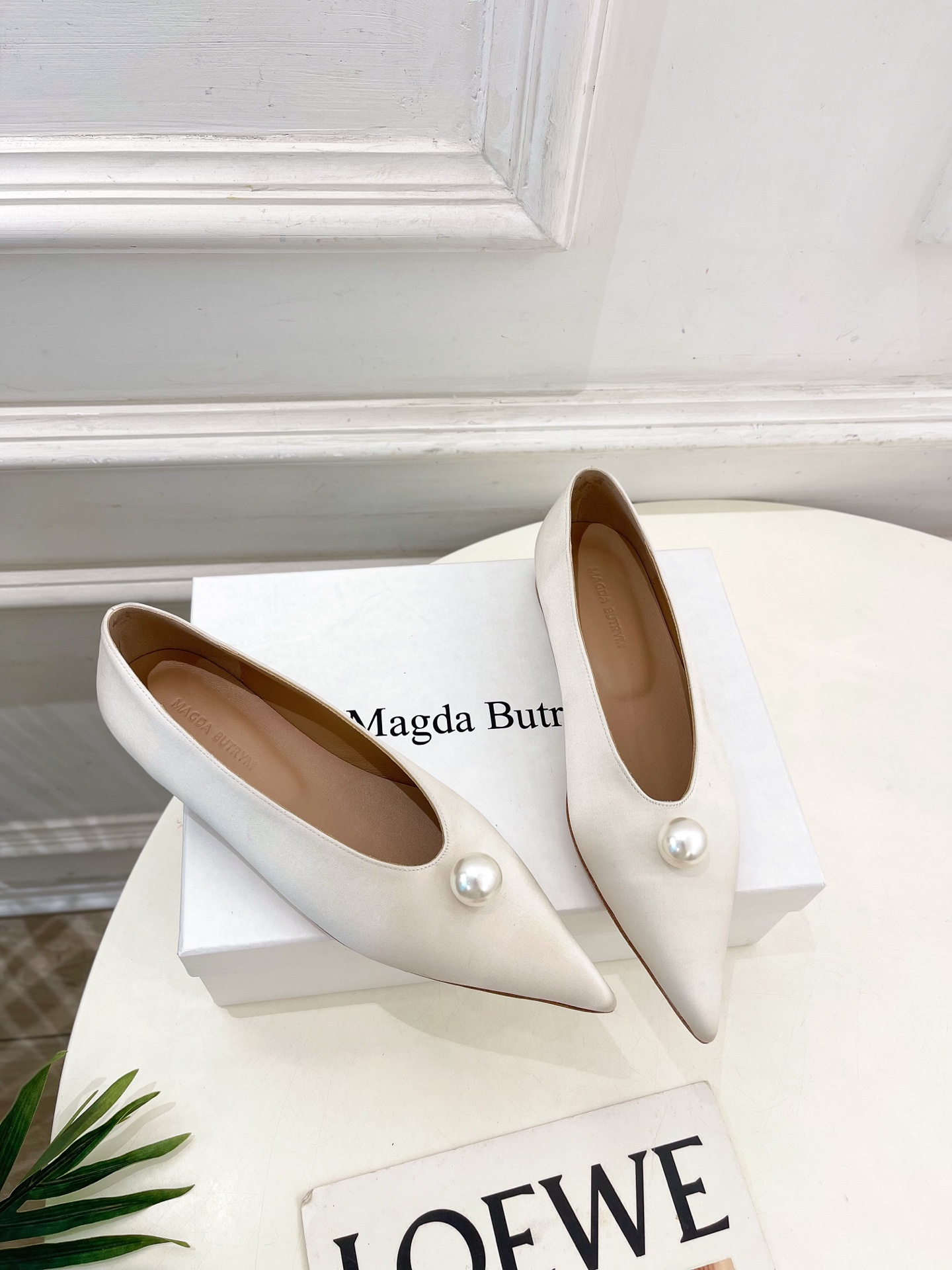 Magda Butrym 2025春夏新品 尖头珍珠缎面平底单鞋
—————————
作为这两年最受欢迎