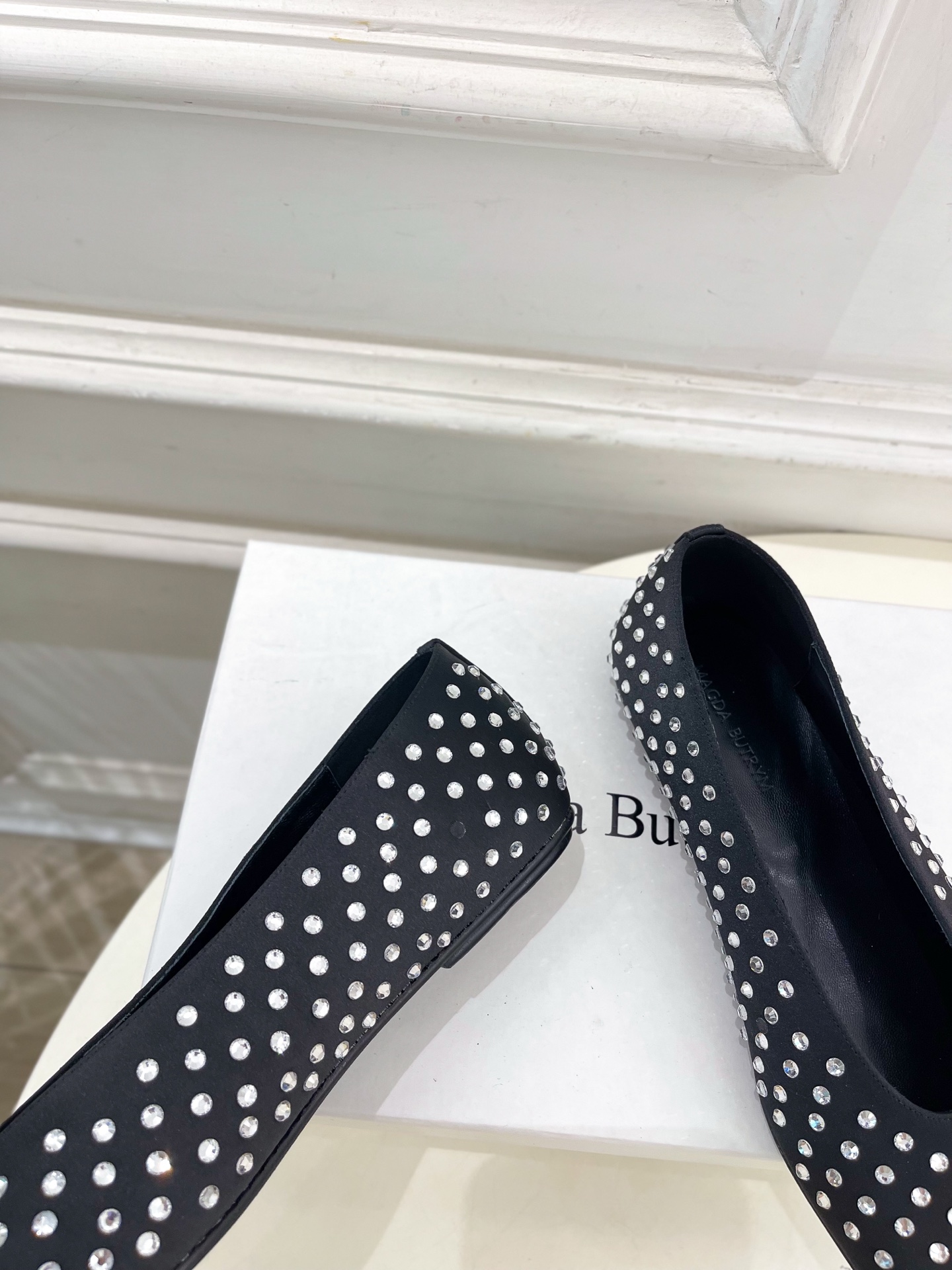 Magda Butrym 2025春夏新品 水钻方头平底单鞋
—————————
作为这两年最受欢迎的设