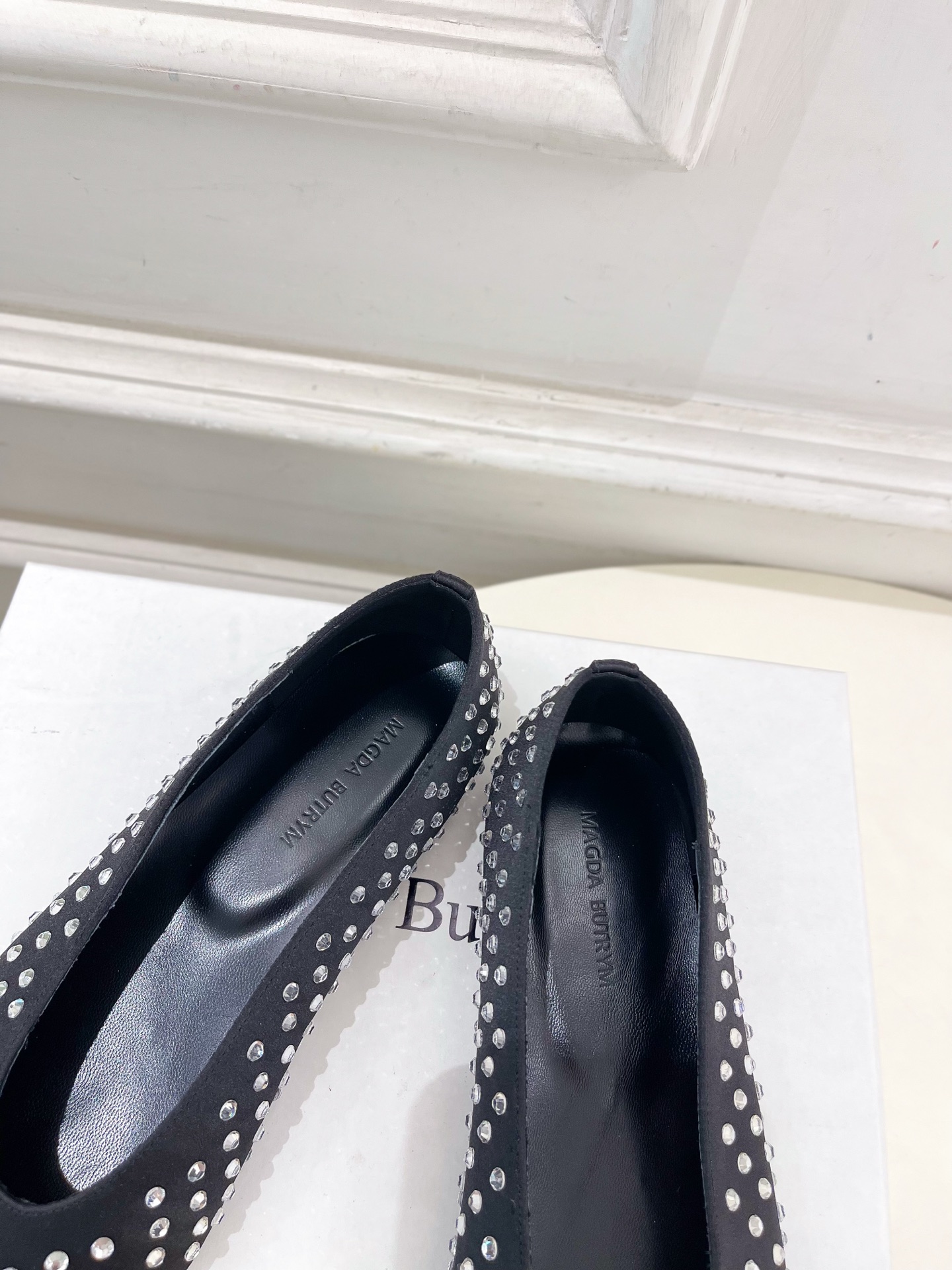 Magda Butrym 2025春夏新品 水钻方头平底单鞋
—————————
作为这两年最受欢迎的设