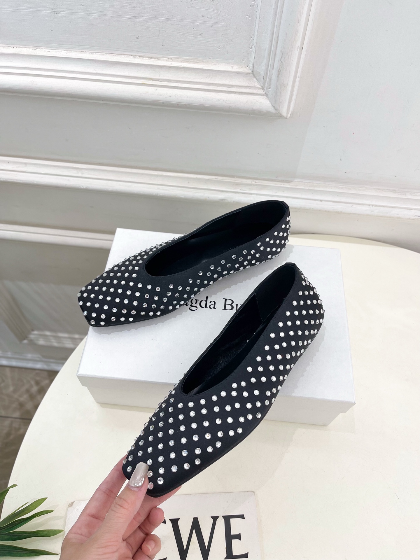 Magda Butrym 2025春夏新品 水钻方头平底单鞋
—————————
作为这两年最受欢迎的设