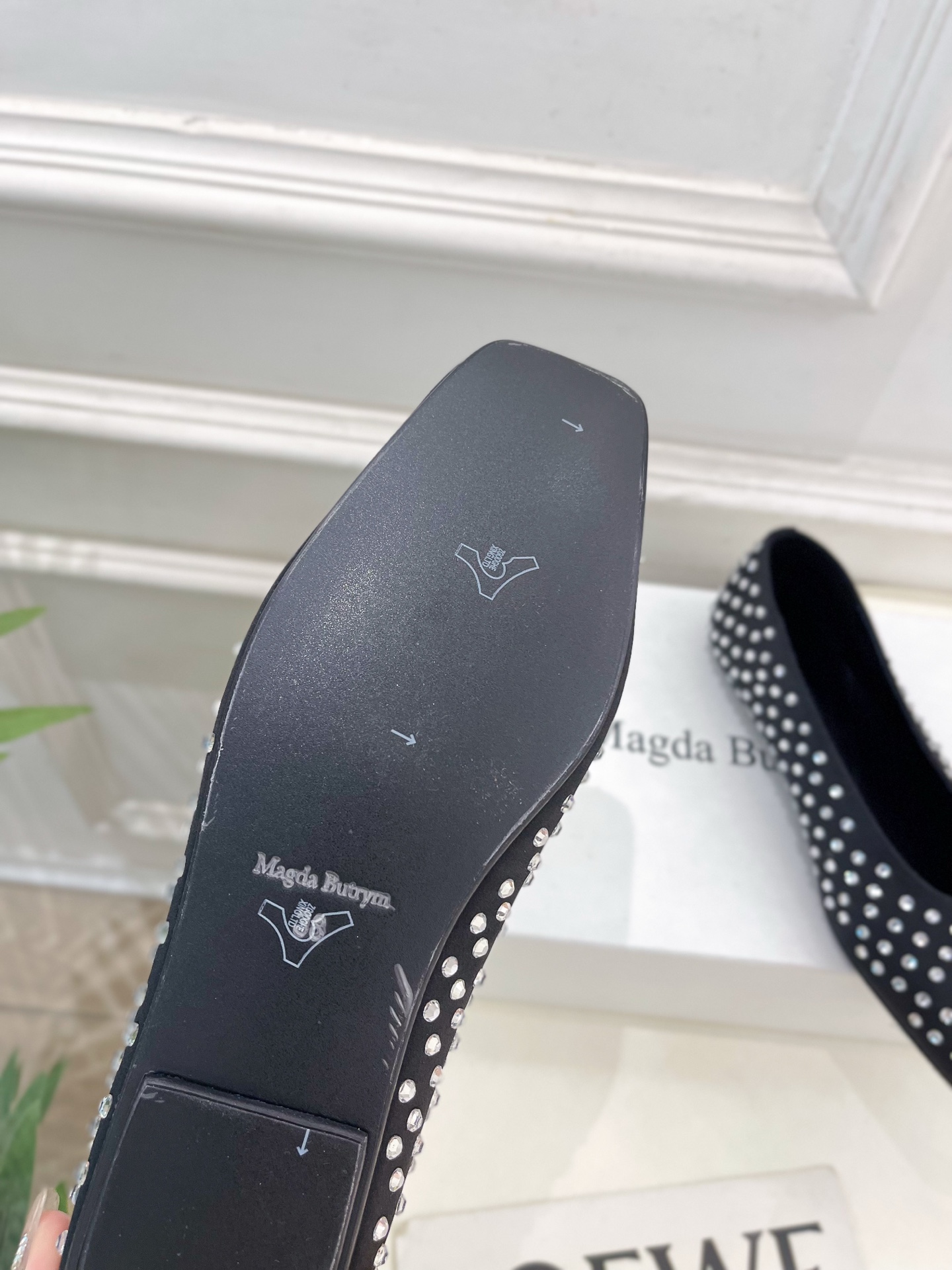 Magda Butrym 2025春夏新品 水钻方头平底单鞋
—————————
作为这两年最受欢迎的设