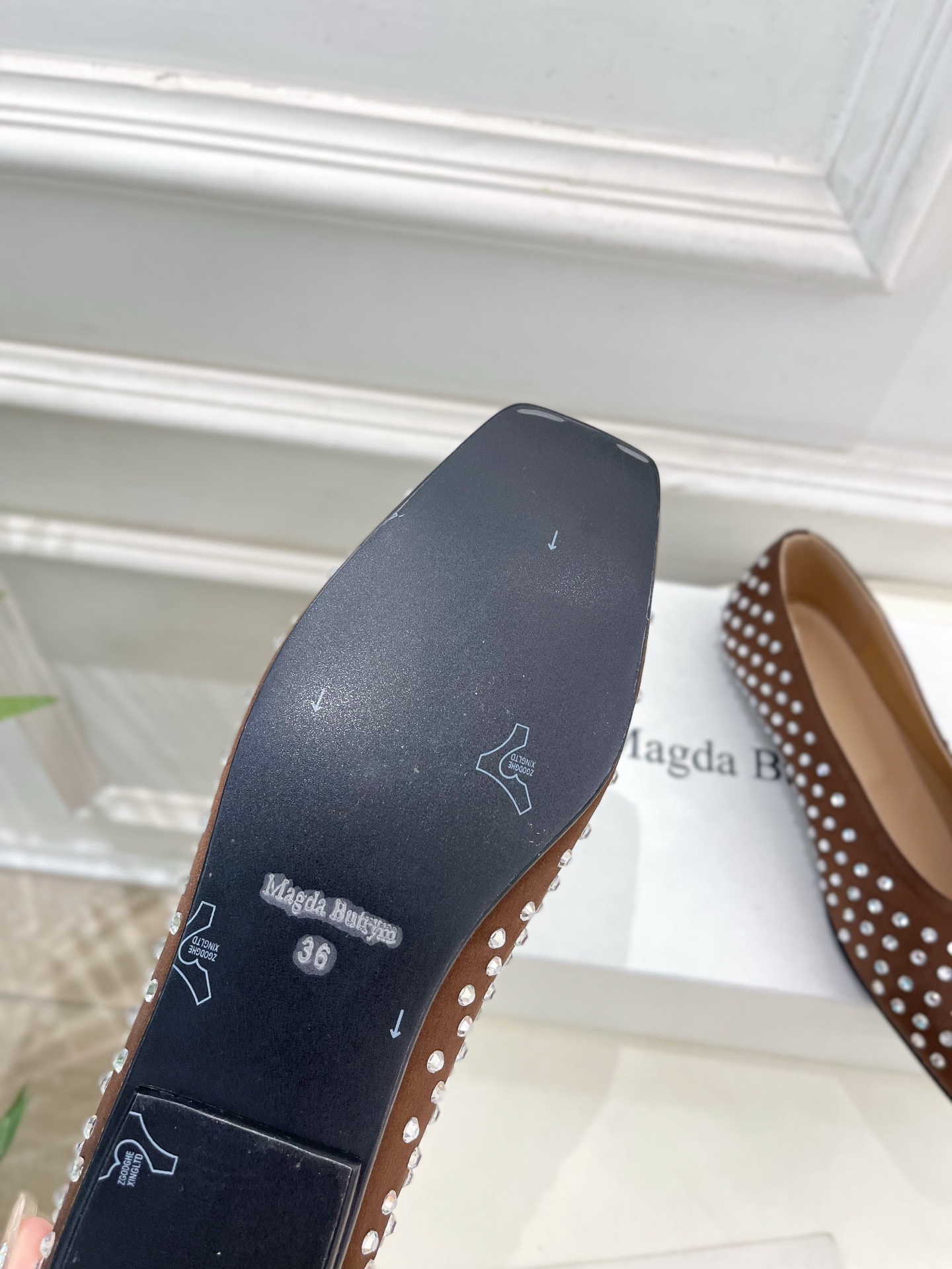 Magda Butrym 2025春夏新品 水钻方头平底单鞋
—————————
作为这两年最受欢迎的设