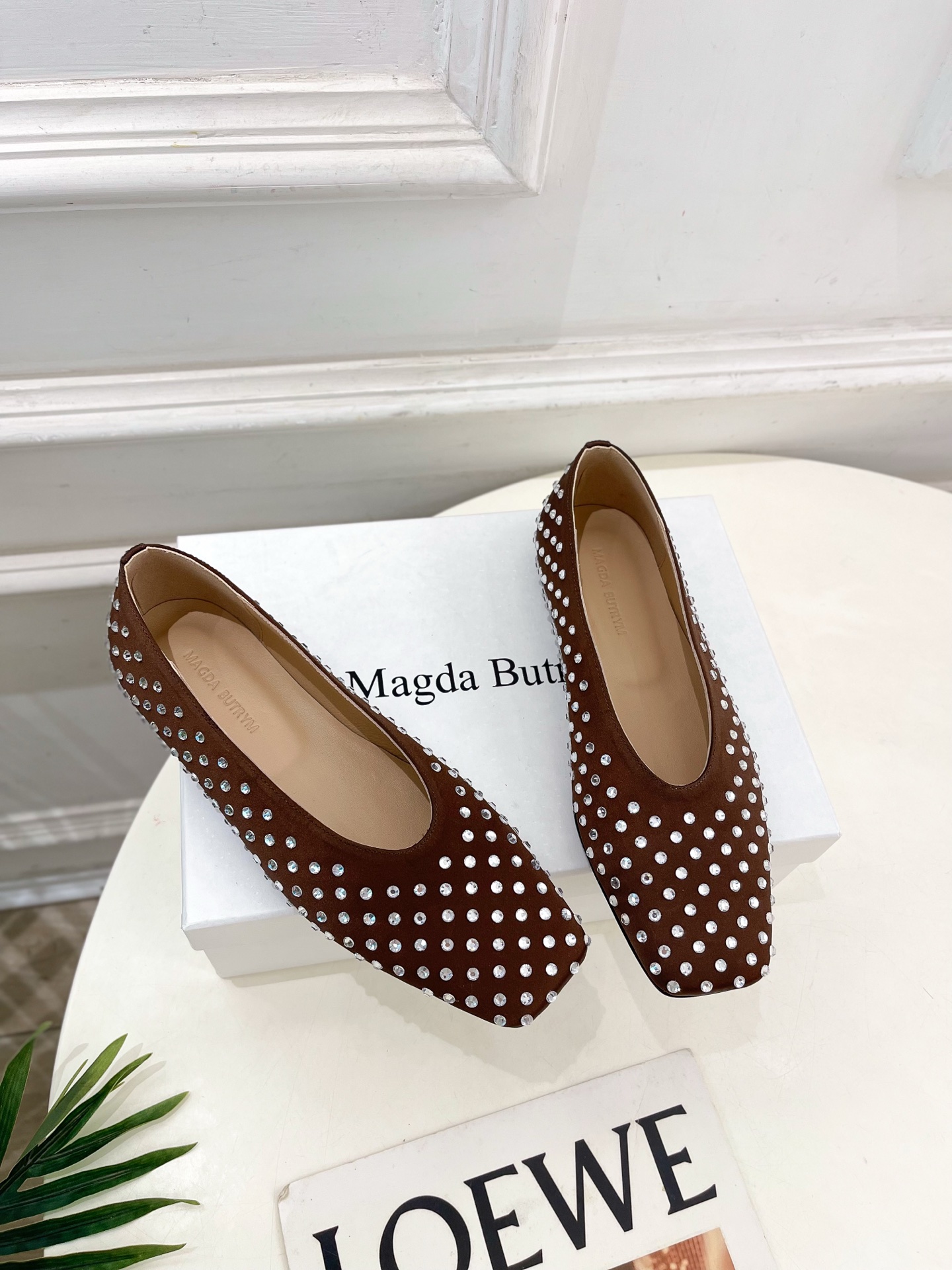 Magda Butrym 2025春夏新品 水钻方头平底单鞋
—————————
作为这两年最受欢迎的设