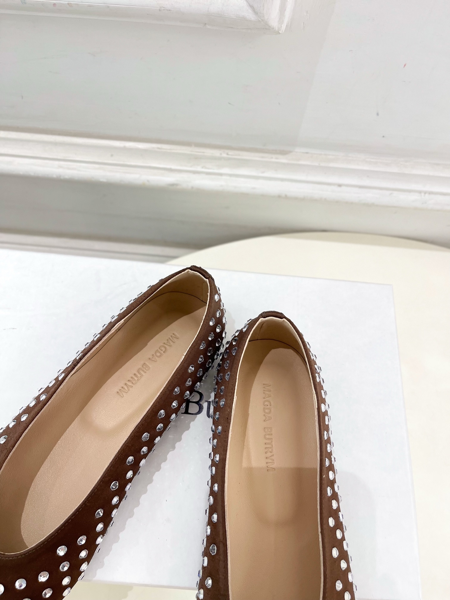 Magda Butrym 2025春夏新品 水钻方头平底单鞋
—————————
作为这两年最受欢迎的设