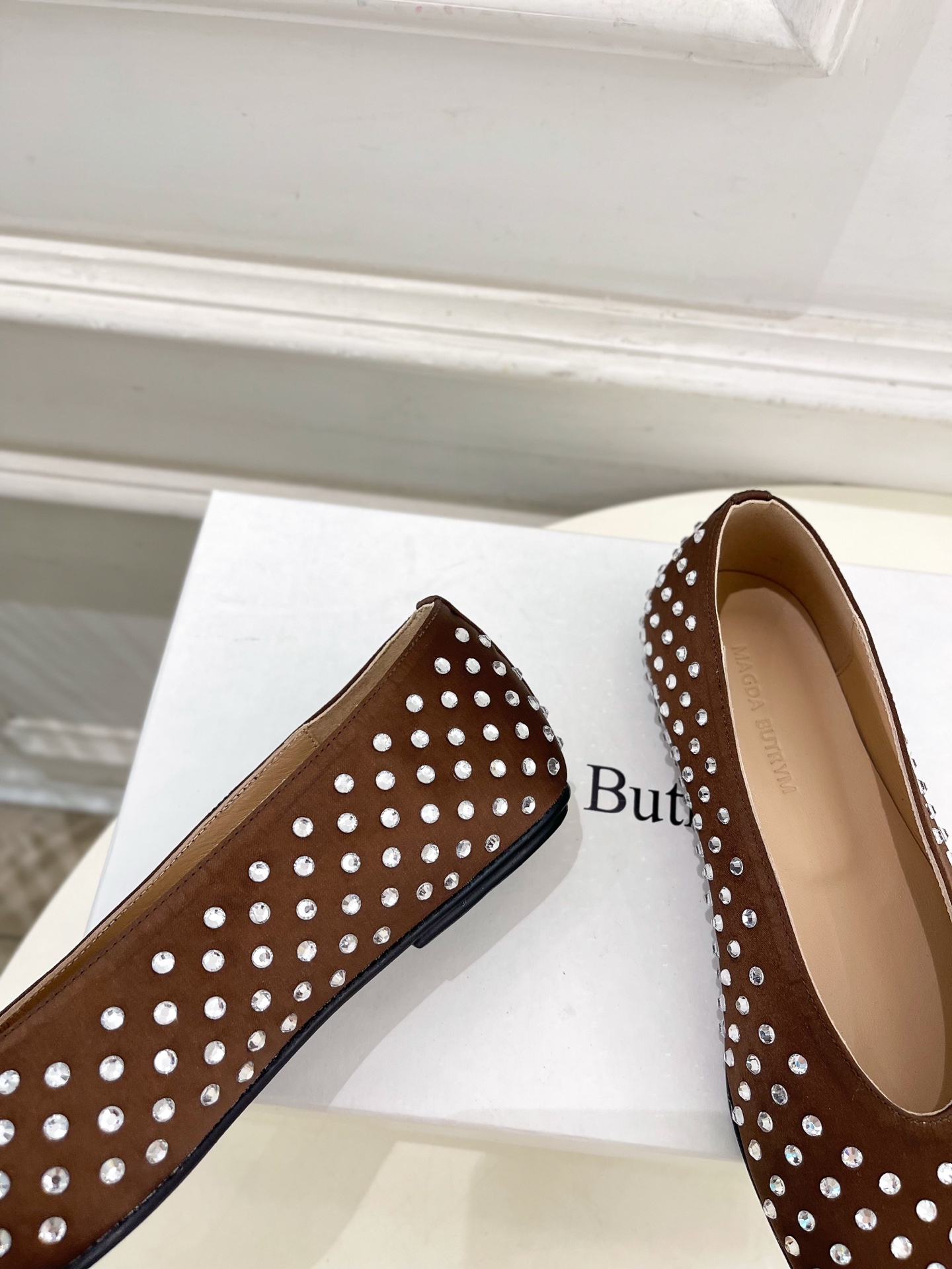 Magda Butrym 2025春夏新品 水钻方头平底单鞋
—————————
作为这两年最受欢迎的设
