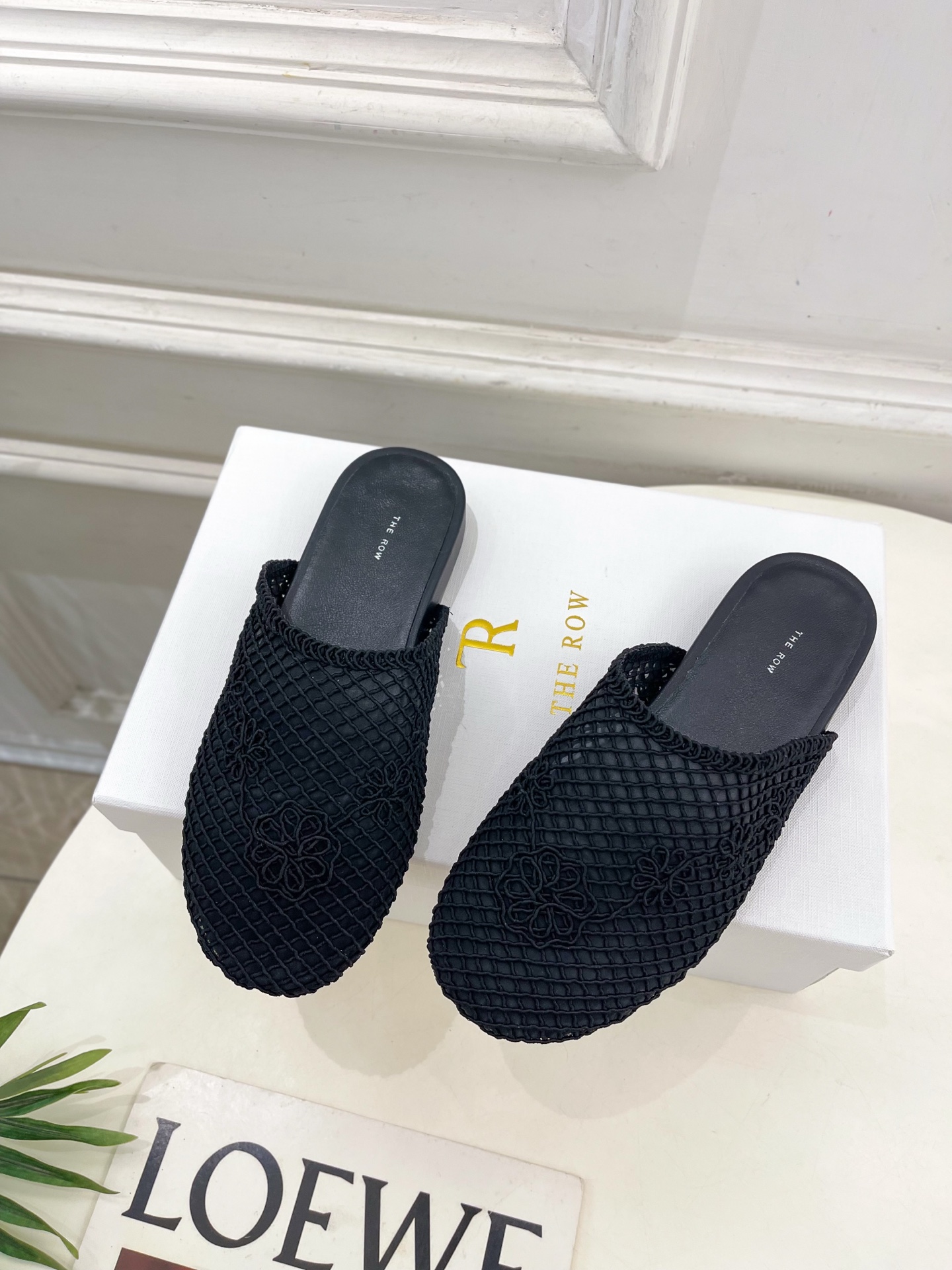 The row 2025春夏新品网面懒人半拖
—————————
作为这两年最受欢迎的设计师牌，设计简单