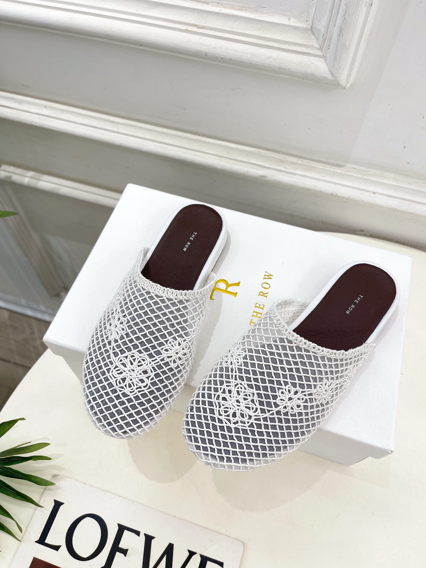 The row 2025春夏新品网面懒人半拖
—————————
作为这两年最受欢迎的设计师牌，设计简单