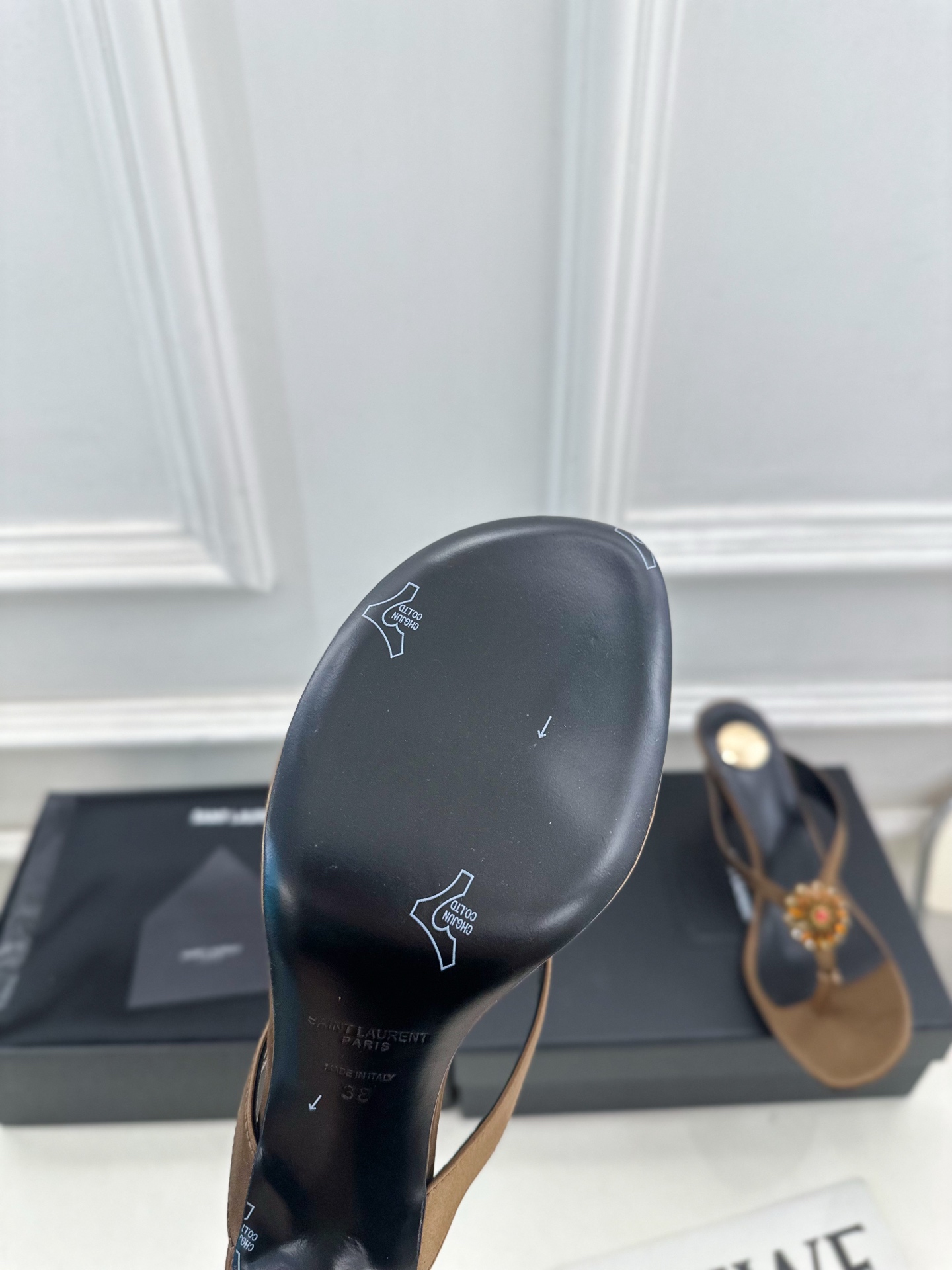 SAIN*LAURENT  圣罗兰 2025春夏新品 水钻人字夹趾高跟凉拖鞋上新☑️
—————————