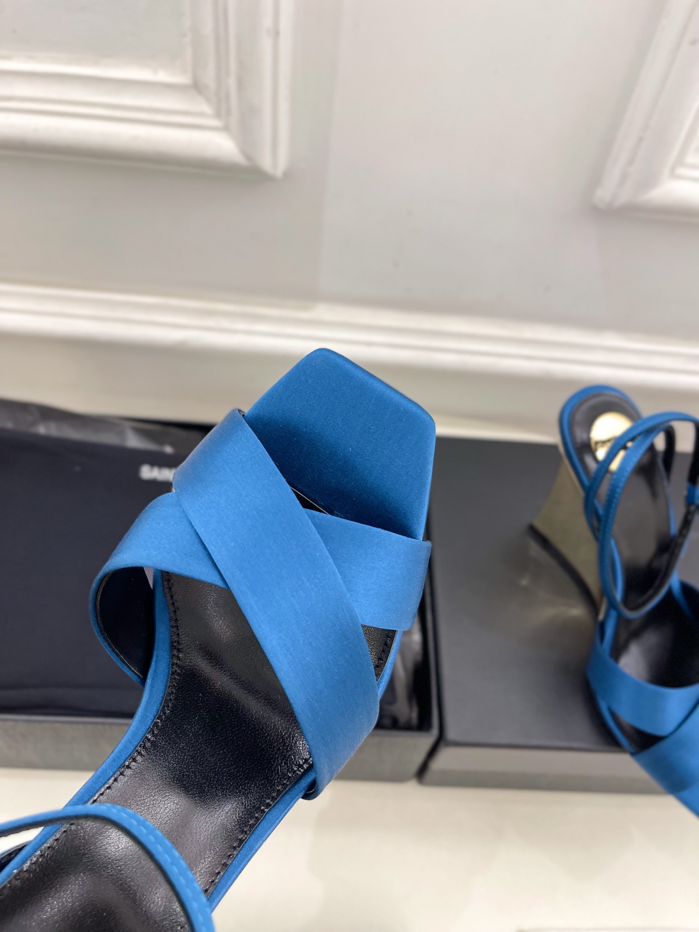 SAIN*LAURENT  圣罗兰 2025春夏新品 LUCIENNE交叉方头坡跟凉鞋上新☑️
————