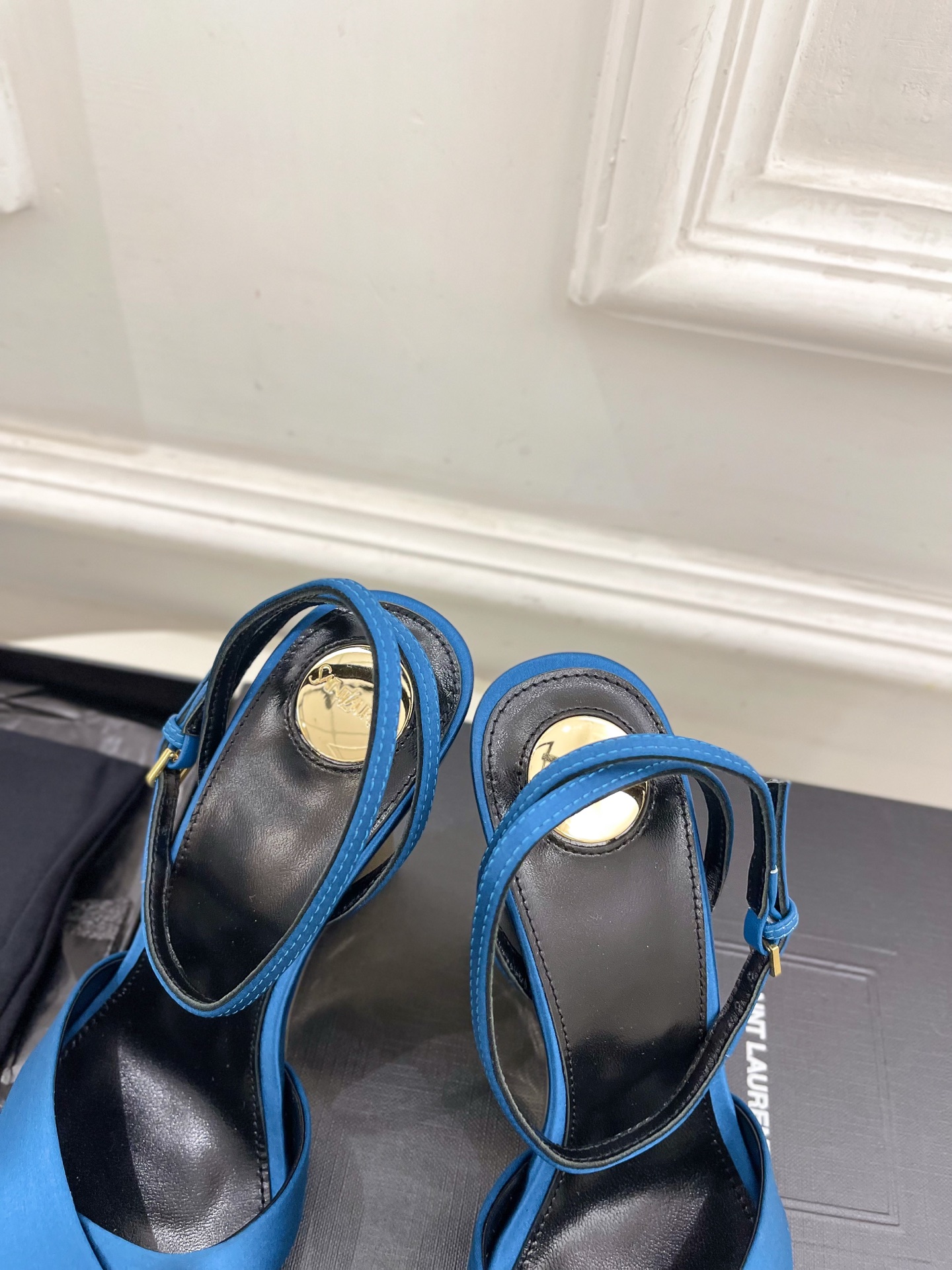 SAIN*LAURENT  圣罗兰 2025春夏新品 LUCIENNE交叉方头坡跟凉鞋上新☑️
————