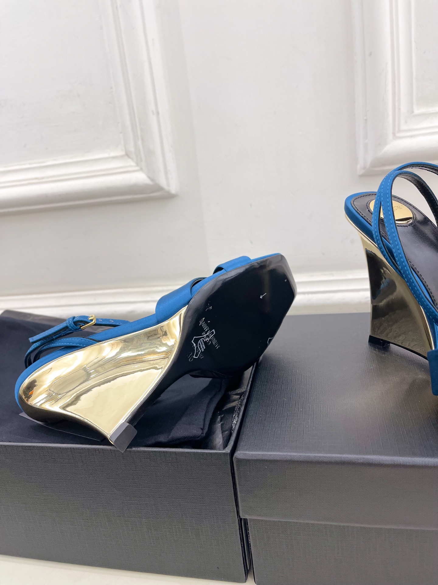 SAIN*LAURENT  圣罗兰 2025春夏新品 LUCIENNE交叉方头坡跟凉鞋上新☑️
————