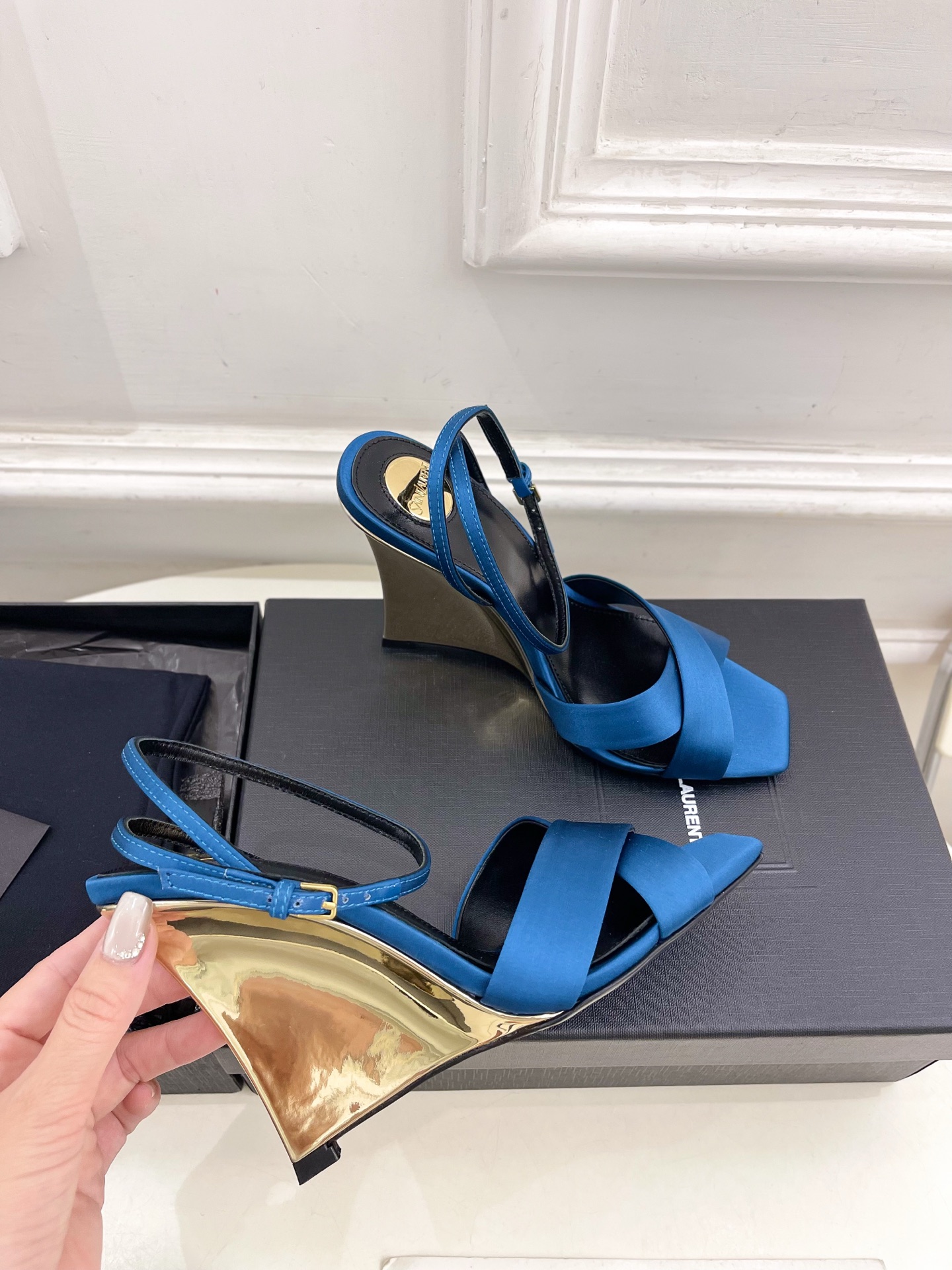 SAIN*LAURENT  圣罗兰 2025春夏新品 LUCIENNE交叉方头坡跟凉鞋上新☑️
————