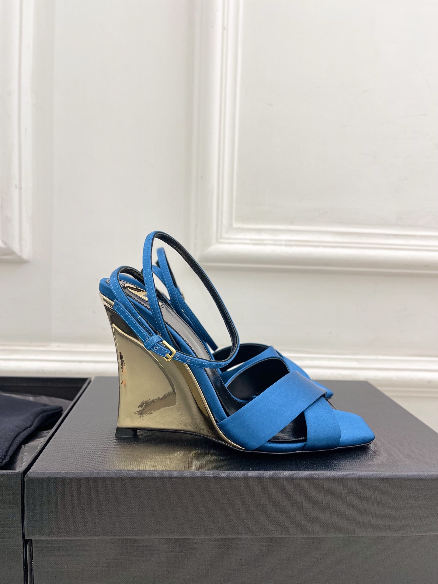 SAIN*LAURENT  圣罗兰 2025春夏新品 LUCIENNE交叉方头坡跟凉鞋上新☑️
————
