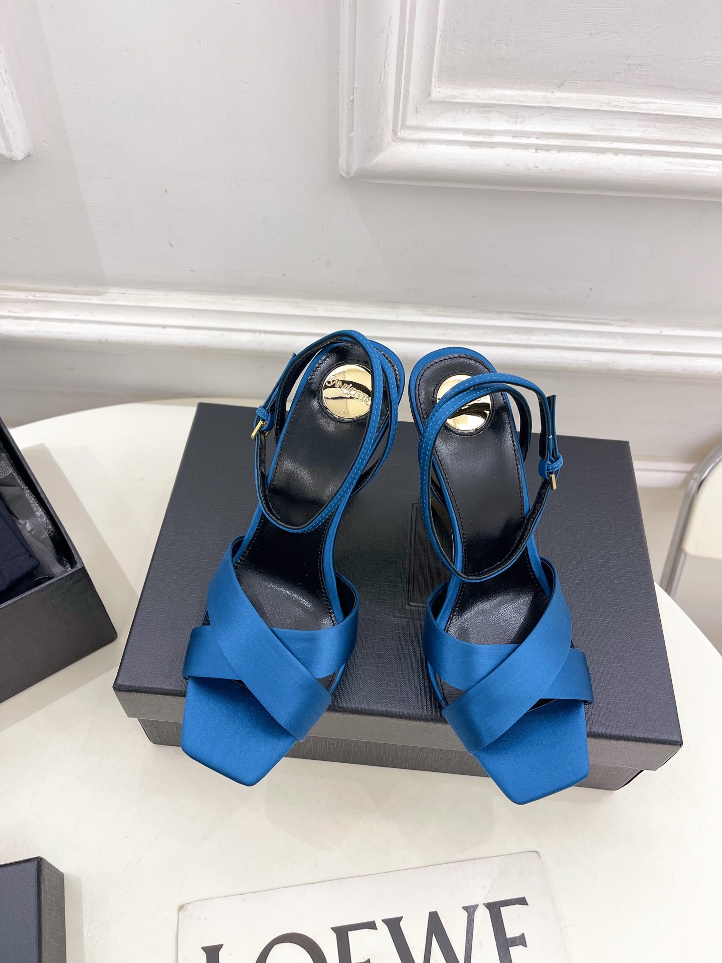 SAIN*LAURENT  圣罗兰 2025春夏新品 LUCIENNE交叉方头坡跟凉鞋上新☑️
————