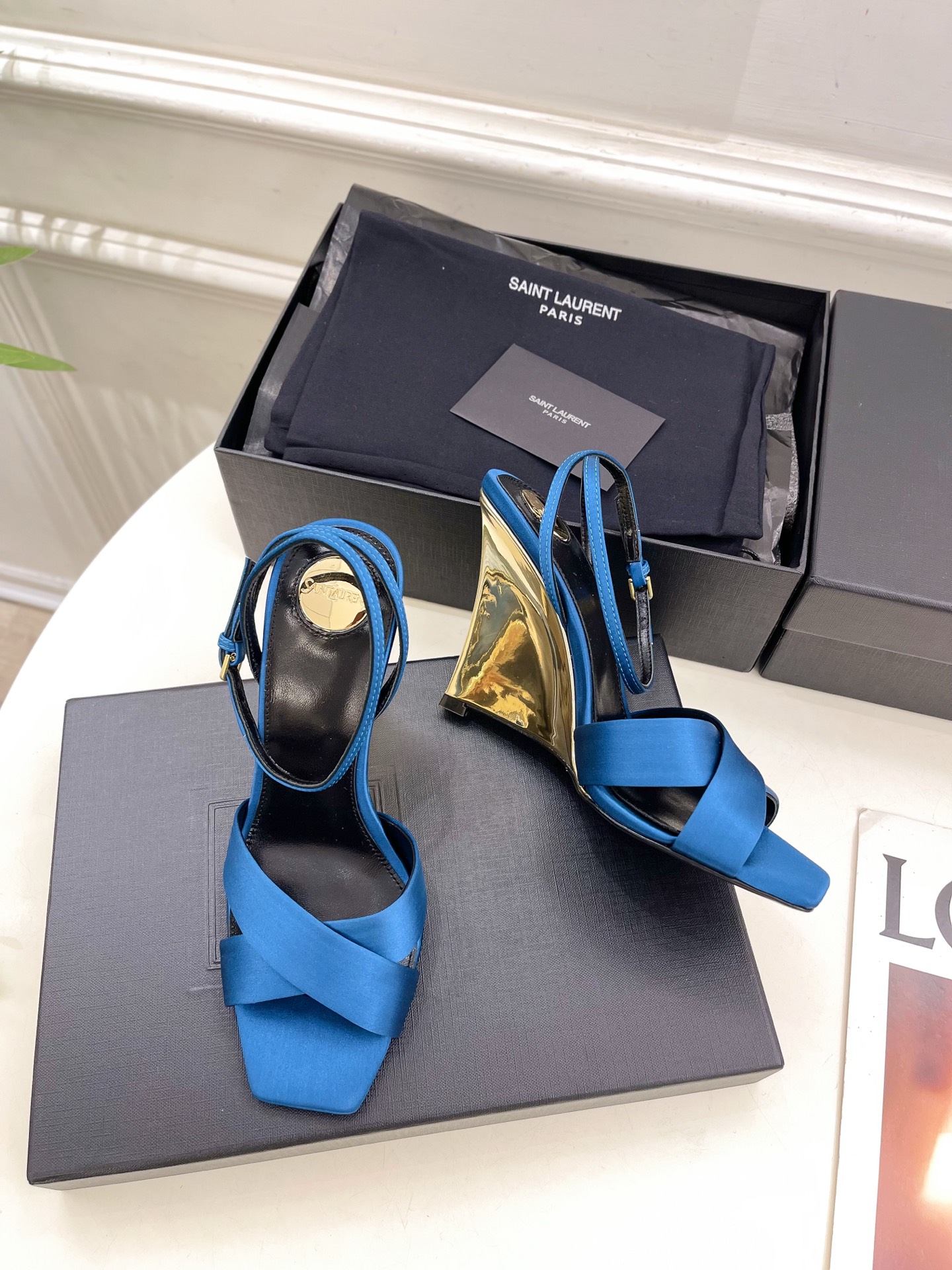 SAIN*LAURENT  圣罗兰 2025春夏新品 LUCIENNE交叉方头坡跟凉鞋上新☑️
————