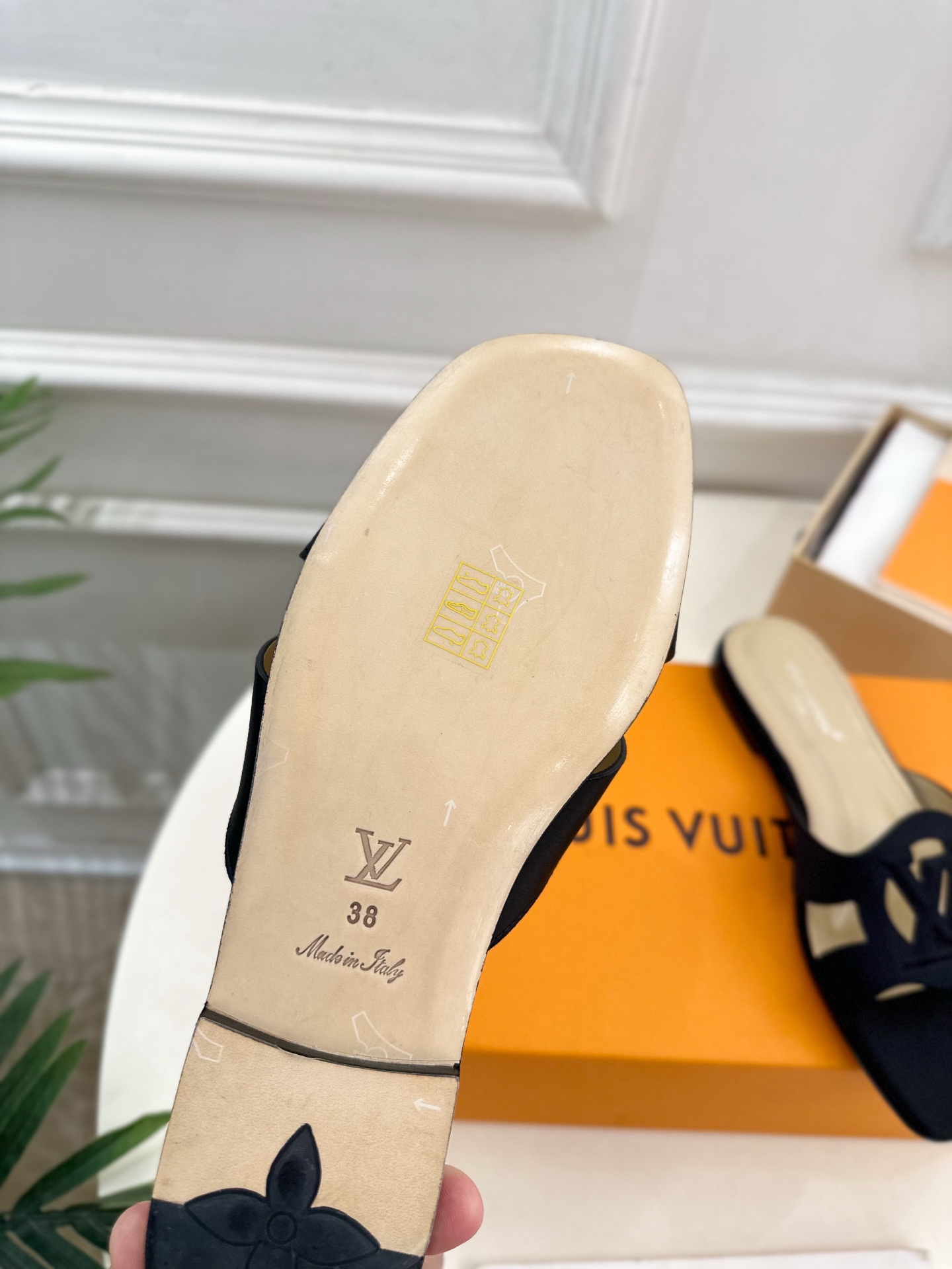 LV | 路易威登 25𝐬𝐬 
🧡💚2025春夏新款 顶级版本⚠️
专柜主打最新款 V形方跟镂空拖鞋 硬