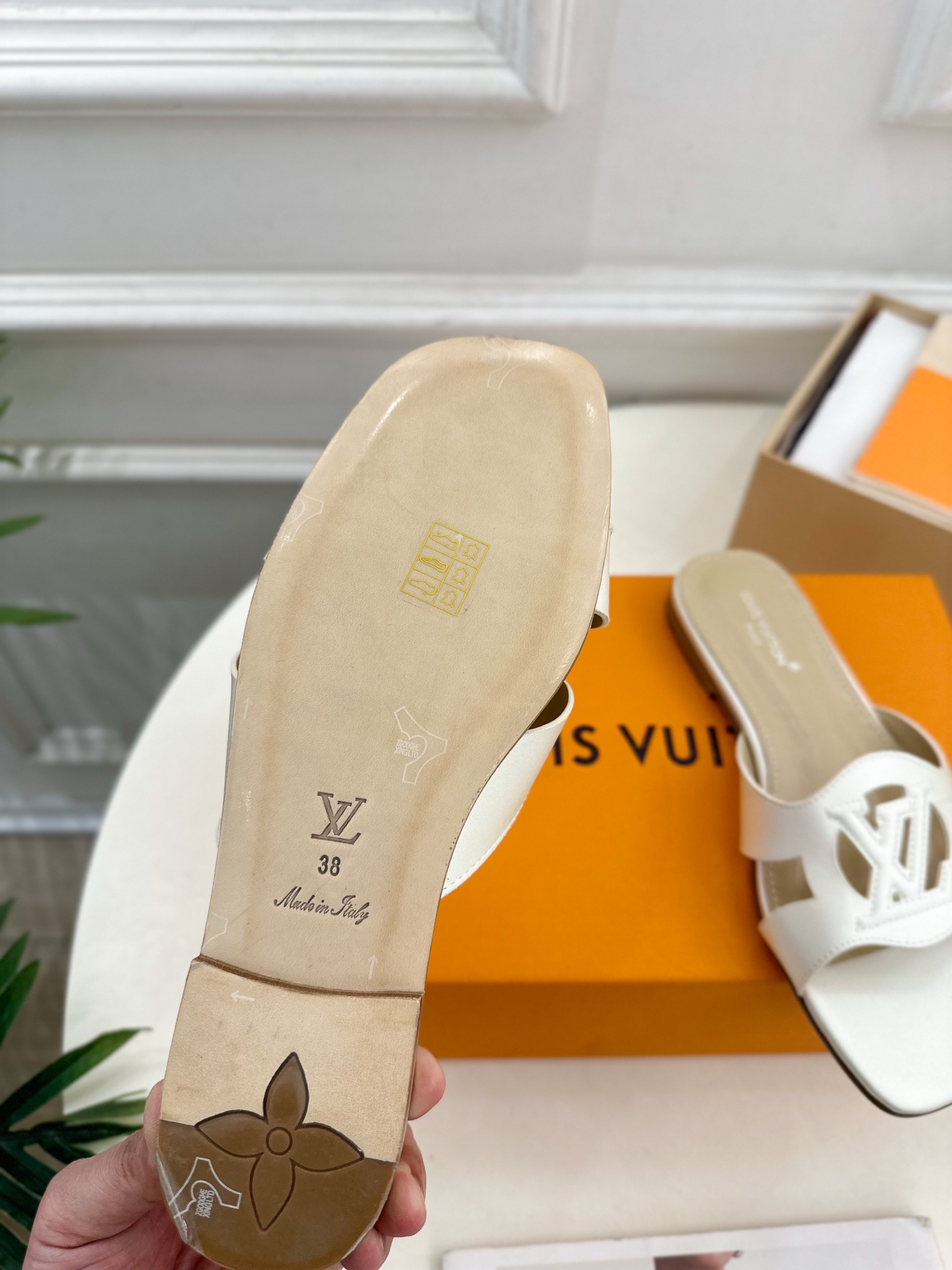 LV | 路易威登 25𝐬𝐬 
🧡💚2025春夏新款 顶级版本⚠️
专柜主打最新款 V形方跟镂空拖鞋 硬