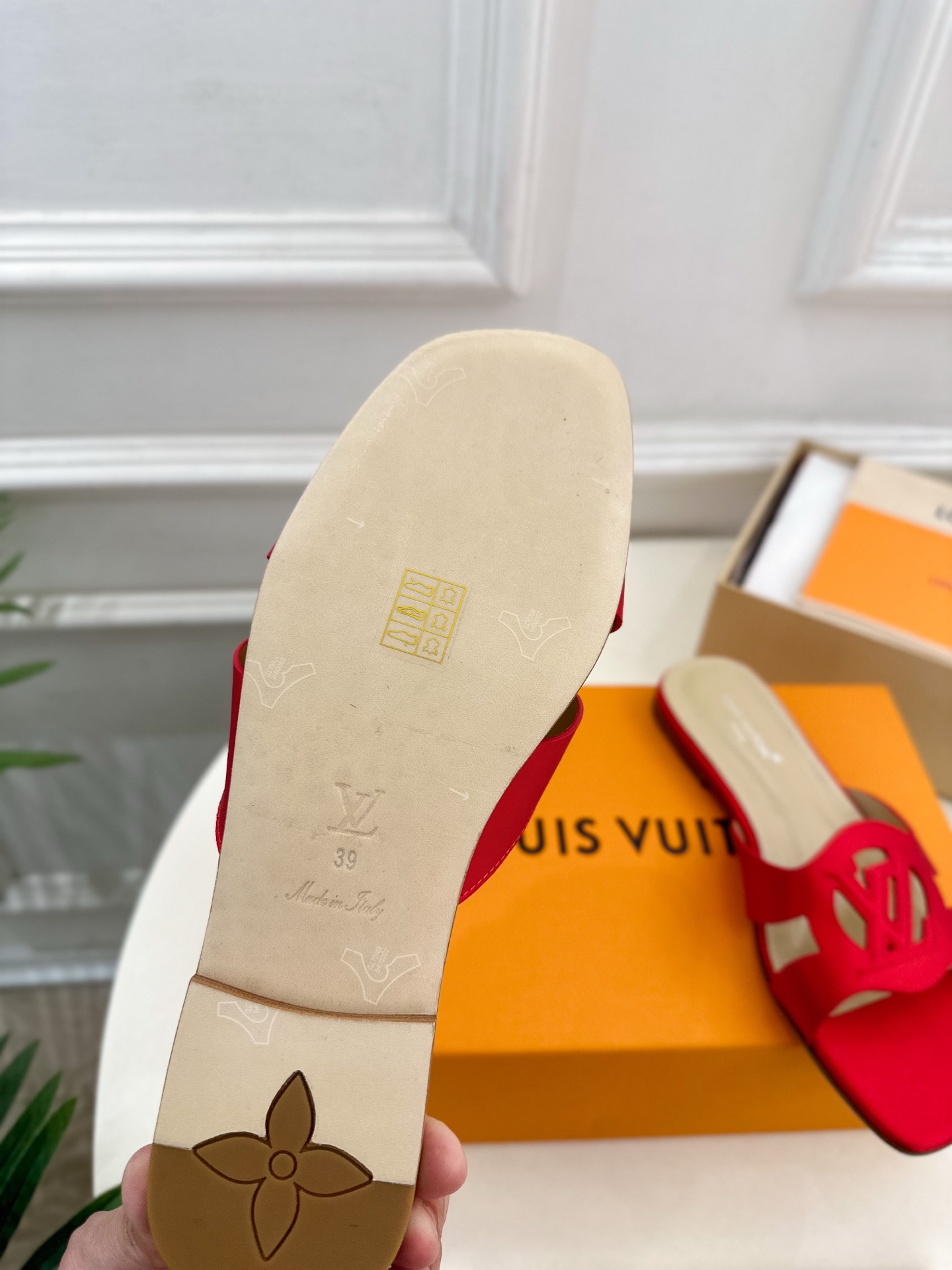 LV | 路易威登 25𝐬𝐬 
🧡💚2025春夏新款 顶级版本⚠️
专柜主打最新款 V形方跟镂空拖鞋 硬
