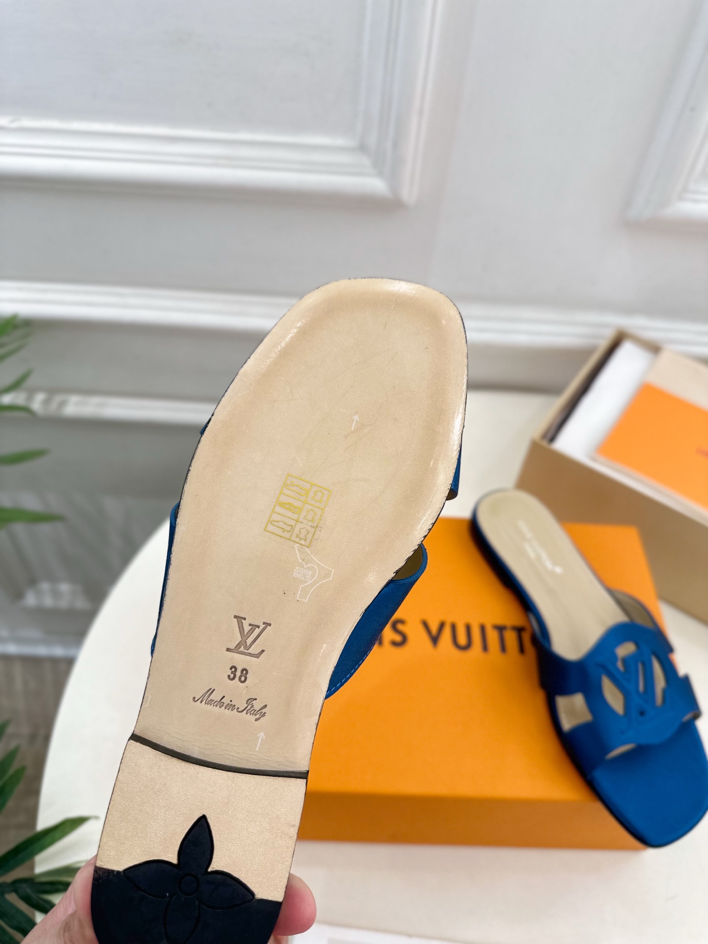 LV | 路易威登 25𝐬𝐬 
🧡💚2025春夏新款 顶级版本⚠️
专柜主打最新款 V形方跟镂空拖鞋 硬