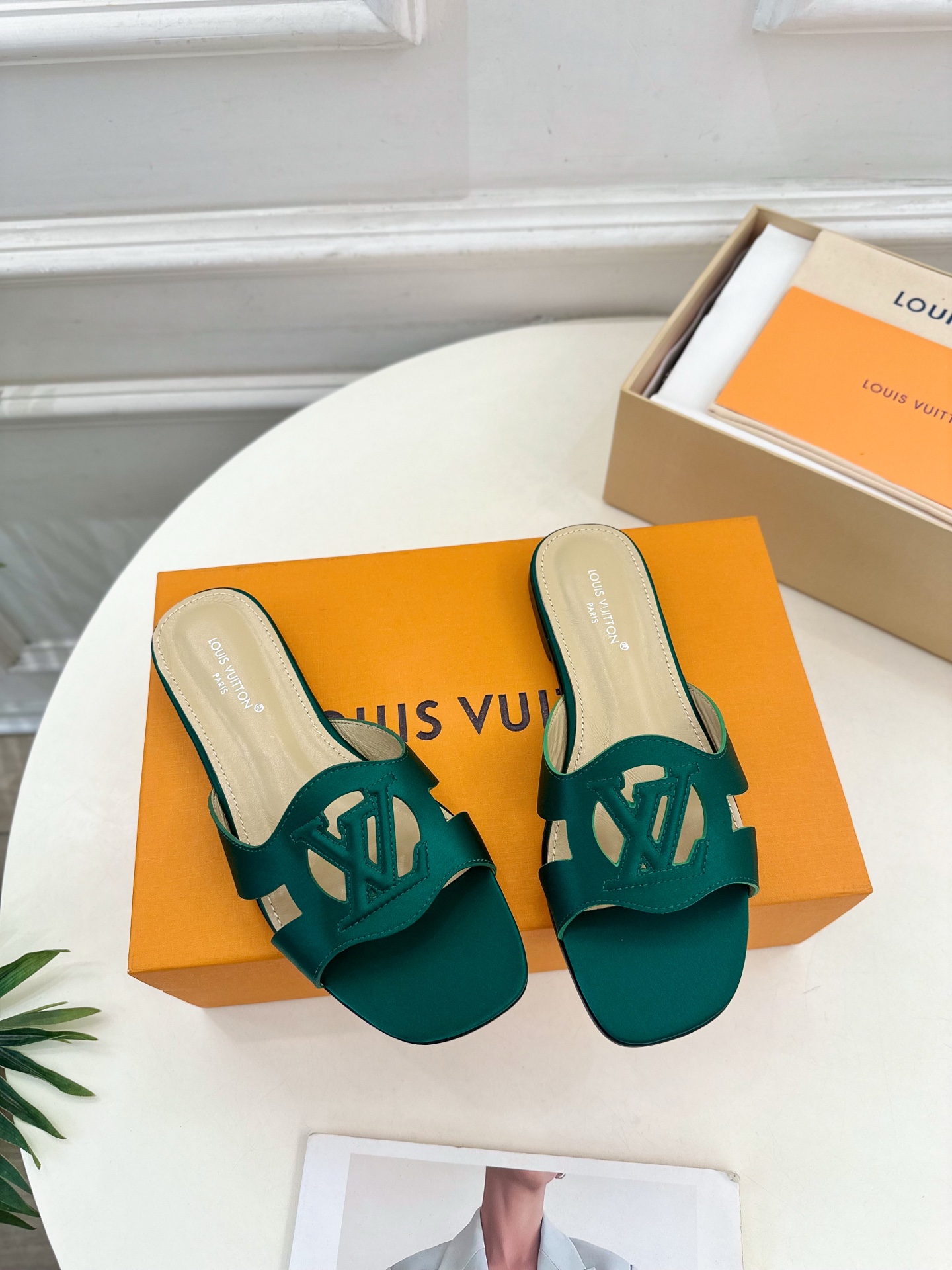 LV | 路易威登 25𝐬𝐬 
🧡💚2025春夏新款 顶级版本⚠️
专柜主打最新款 V形方跟镂空拖鞋 硬