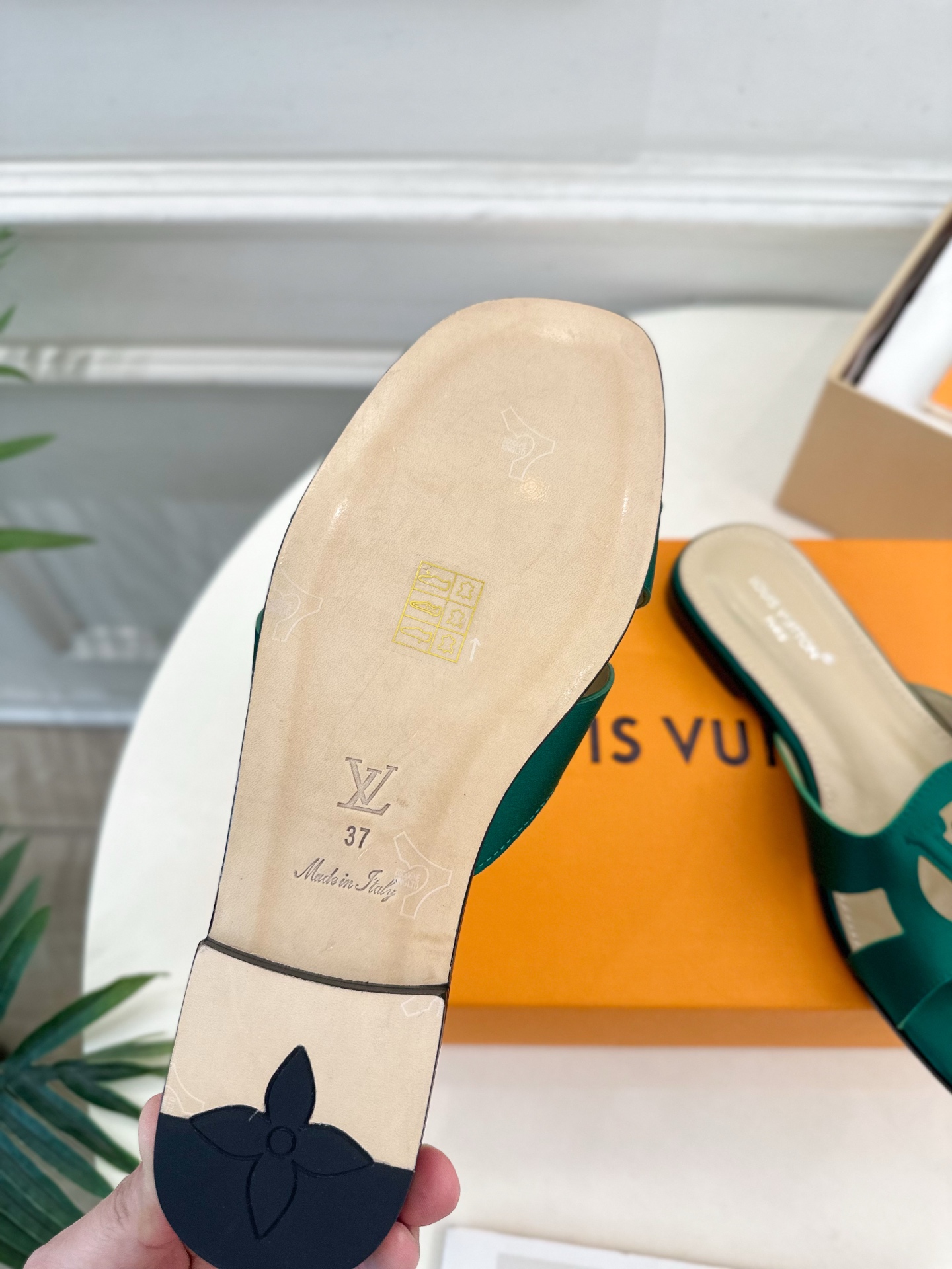 LV | 路易威登 25𝐬𝐬 
🧡💚2025春夏新款 顶级版本⚠️
专柜主打最新款 V形方跟镂空拖鞋 硬