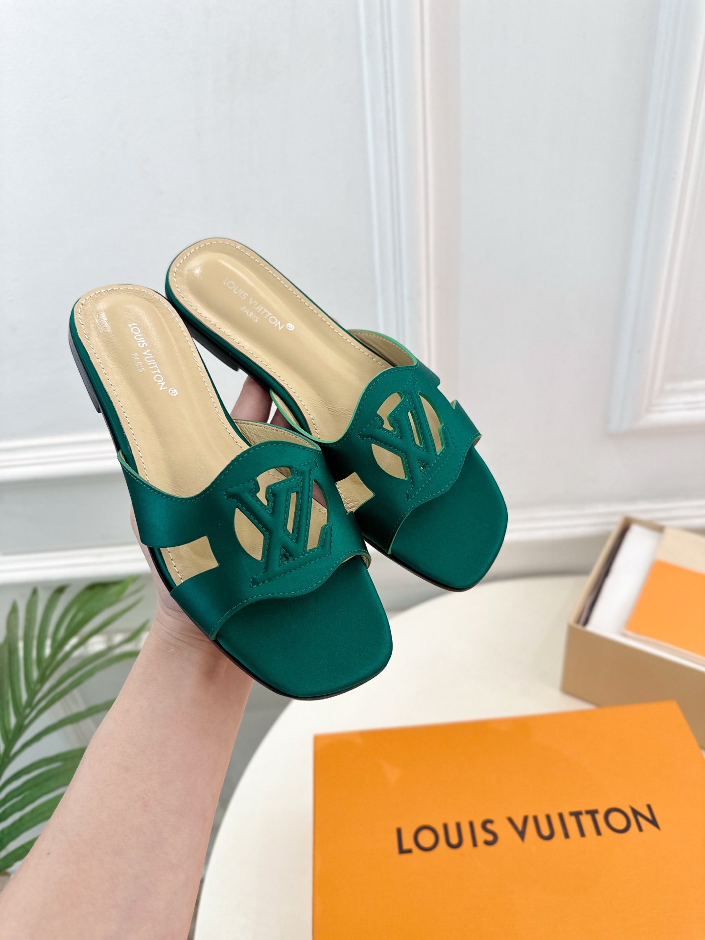 LV | 路易威登 25𝐬𝐬 
🧡💚2025春夏新款 顶级版本⚠️
专柜主打最新款 V形方跟镂空拖鞋 硬