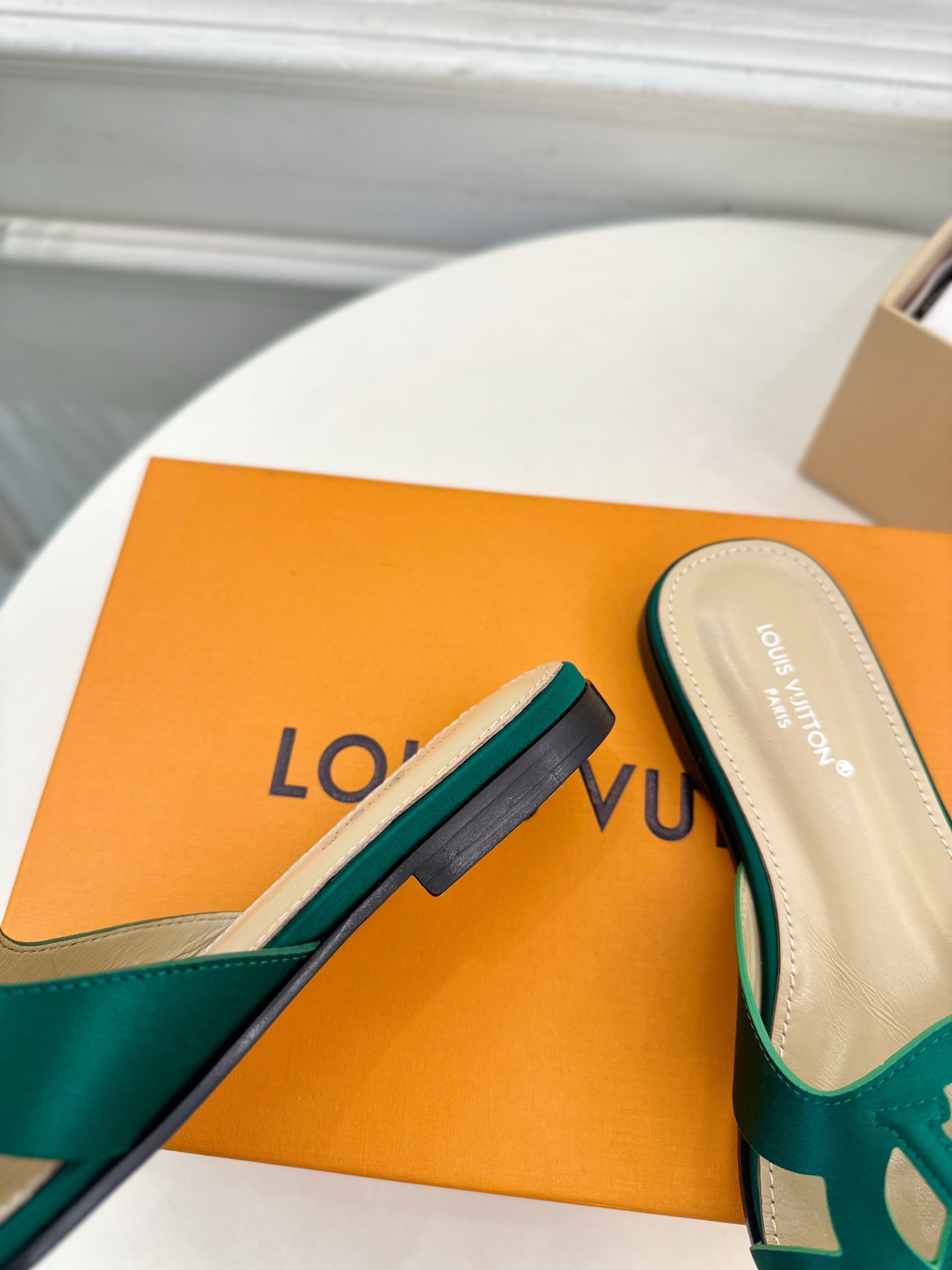 LV | 路易威登 25𝐬𝐬 
🧡💚2025春夏新款 顶级版本⚠️
专柜主打最新款 V形方跟镂空拖鞋 硬