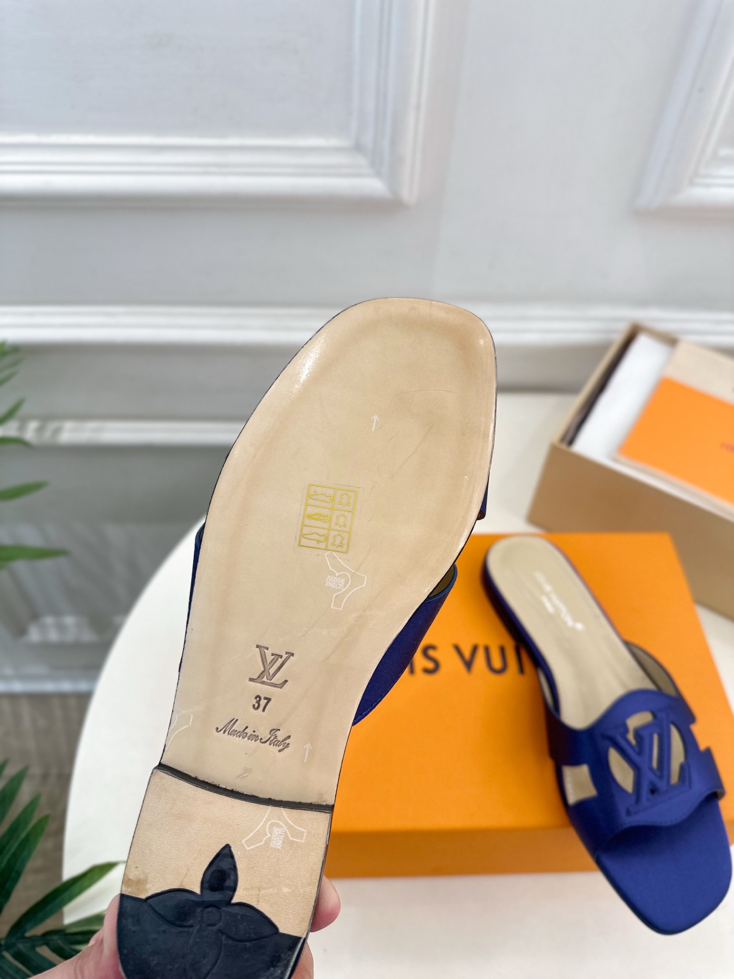 LV | 路易威登 25𝐬𝐬 
🧡💚2025春夏新款 顶级版本⚠️
专柜主打最新款 V形方跟镂空拖鞋 硬