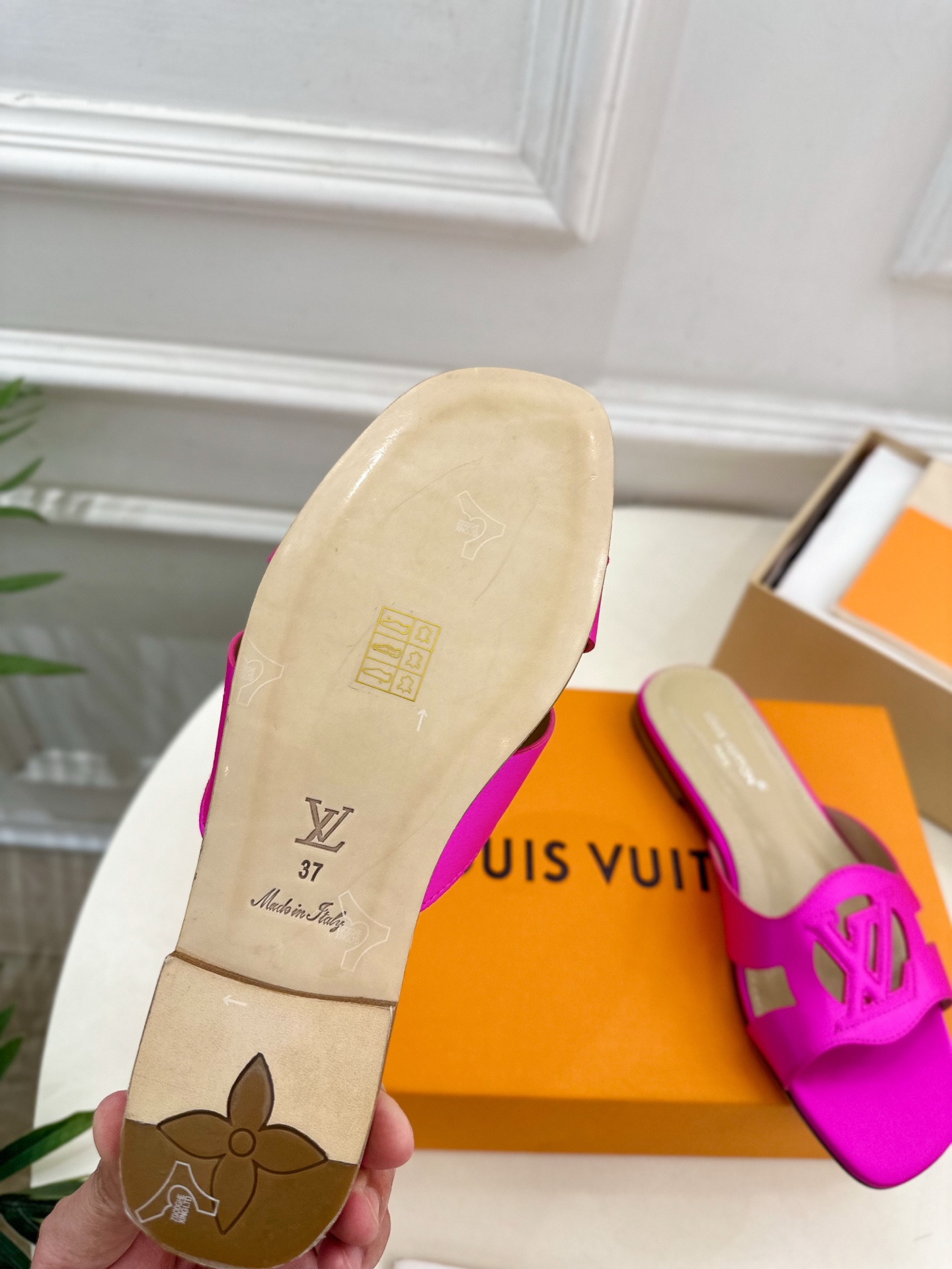 LV | 路易威登 25𝐬𝐬 
🧡💚2025春夏新款 顶级版本⚠️
专柜主打最新款 V形方跟镂空拖鞋 硬