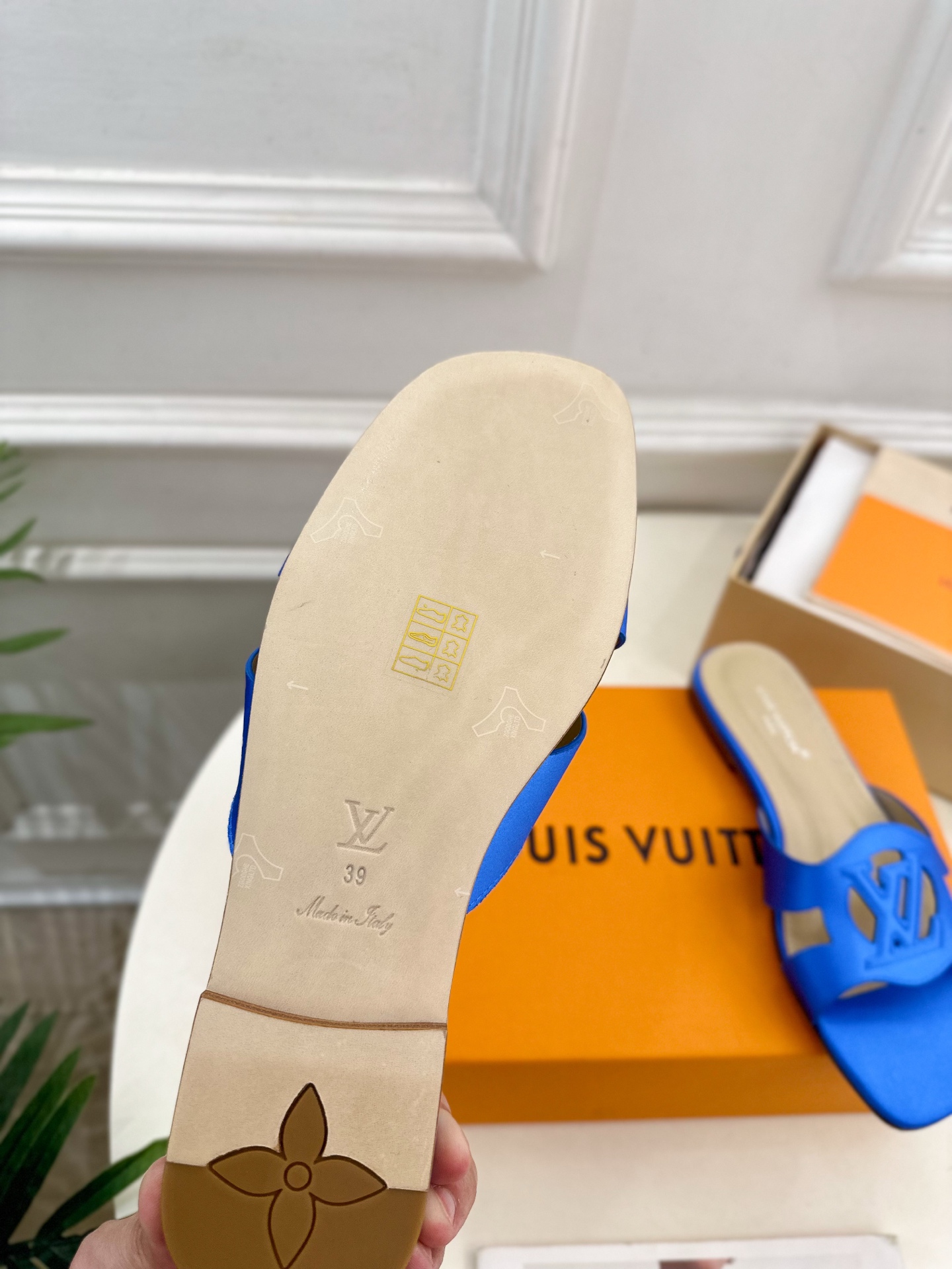 LV | 路易威登 25𝐬𝐬 
🧡💚2025春夏新款 顶级版本⚠️
专柜主打最新款 V形方跟镂空拖鞋 硬