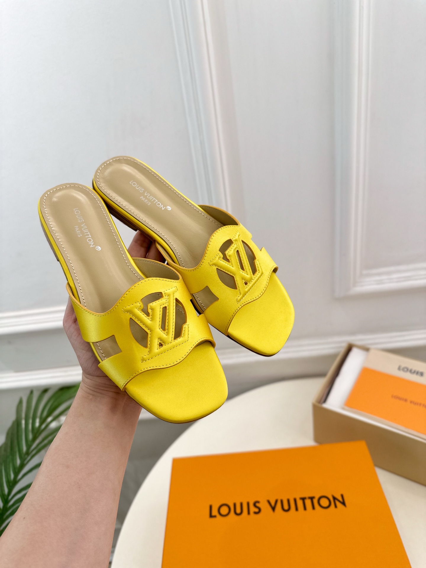 LV | 路易威登 25𝐬𝐬 
🧡💚2025春夏新款 顶级版本⚠️
专柜主打最新款 V形方跟镂空拖鞋 硬