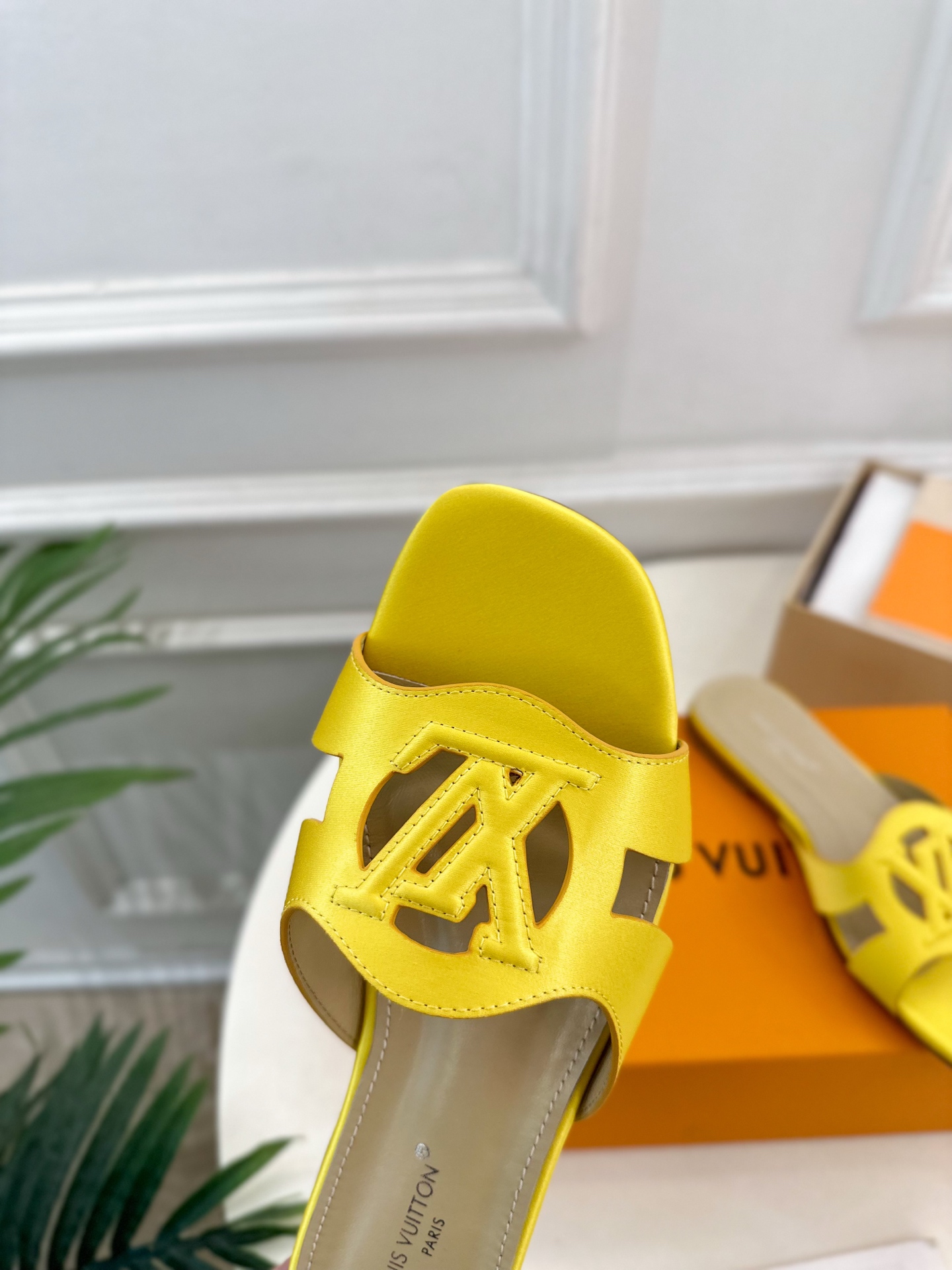 LV | 路易威登 25𝐬𝐬 
🧡💚2025春夏新款 顶级版本⚠️
专柜主打最新款 V形方跟镂空拖鞋 硬