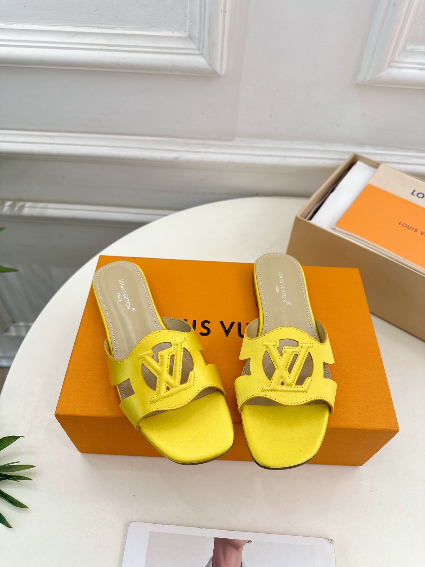 LV | 路易威登 25𝐬𝐬 
🧡💚2025春夏新款 顶级版本⚠️
专柜主打最新款 V形方跟镂空拖鞋 硬