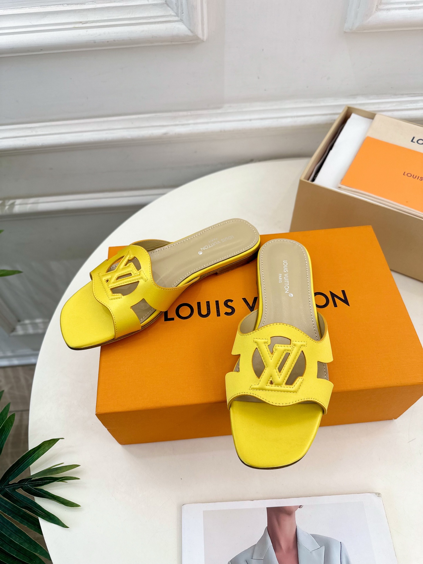 LV | 路易威登 25𝐬𝐬 
🧡💚2025春夏新款 顶级版本⚠️
专柜主打最新款 V形方跟镂空拖鞋 硬