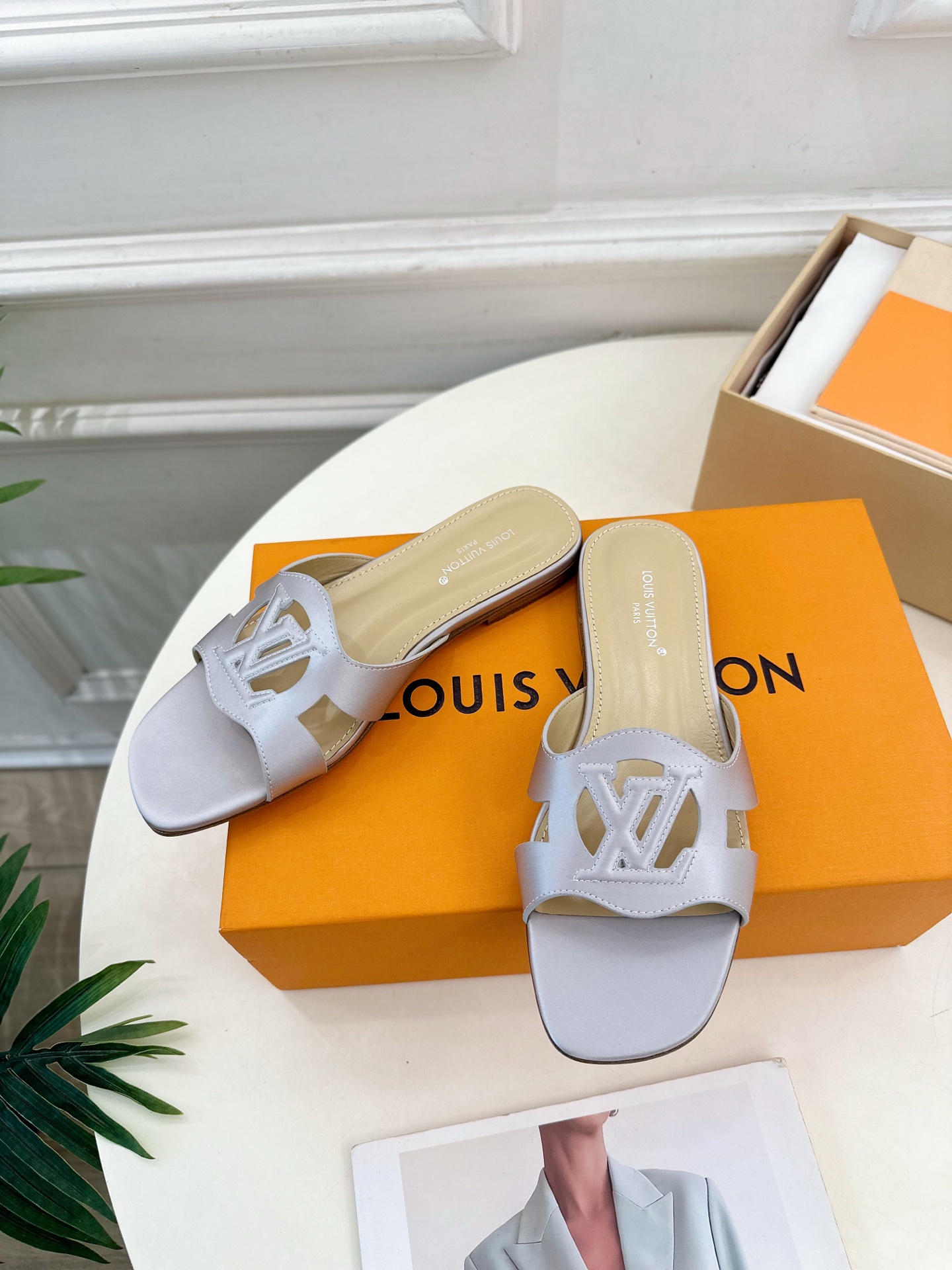 LV | 路易威登 25𝐬𝐬 
🧡💚2025春夏新款 顶级版本⚠️
专柜主打最新款 V形方跟镂空拖鞋 硬