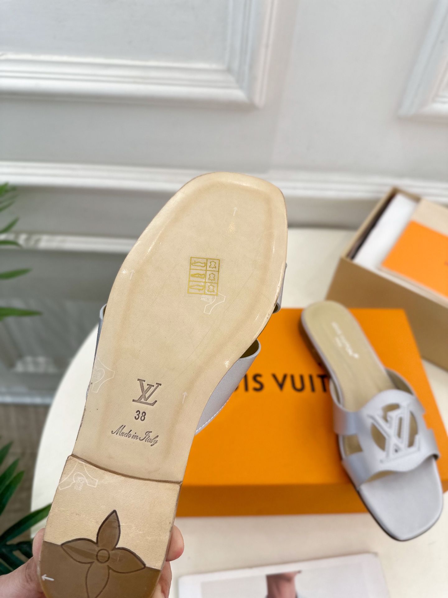 LV | 路易威登 25𝐬𝐬 
🧡💚2025春夏新款 顶级版本⚠️
专柜主打最新款 V形方跟镂空拖鞋 硬
