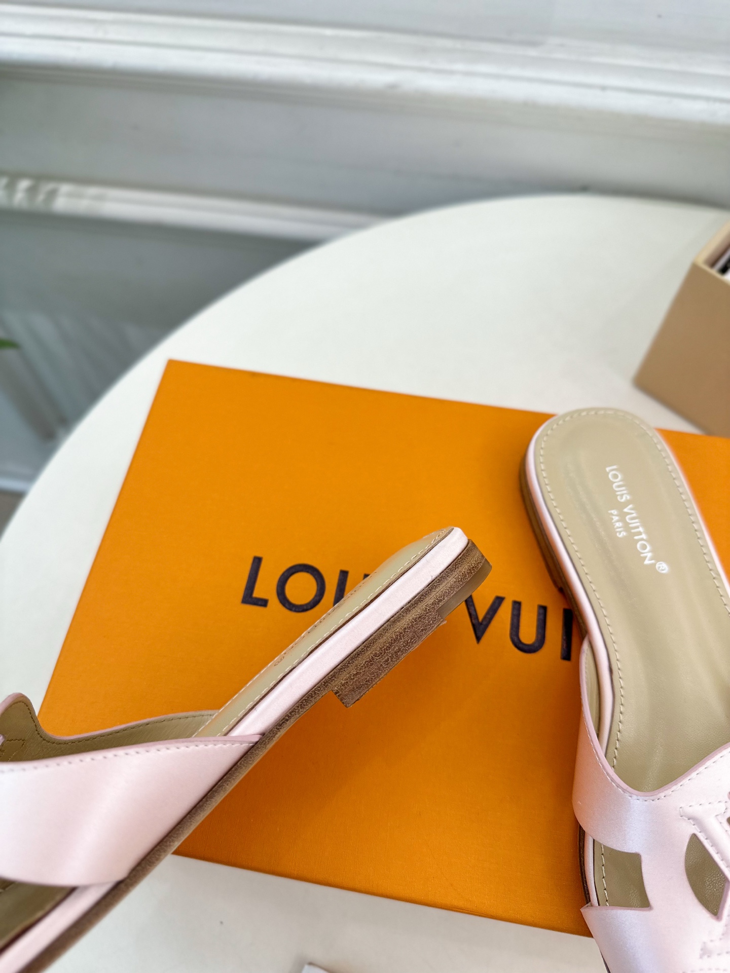 LV | 路易威登 25𝐬𝐬 
🧡💚2025春夏新款 顶级版本⚠️
专柜主打最新款 V形方跟镂空拖鞋 硬