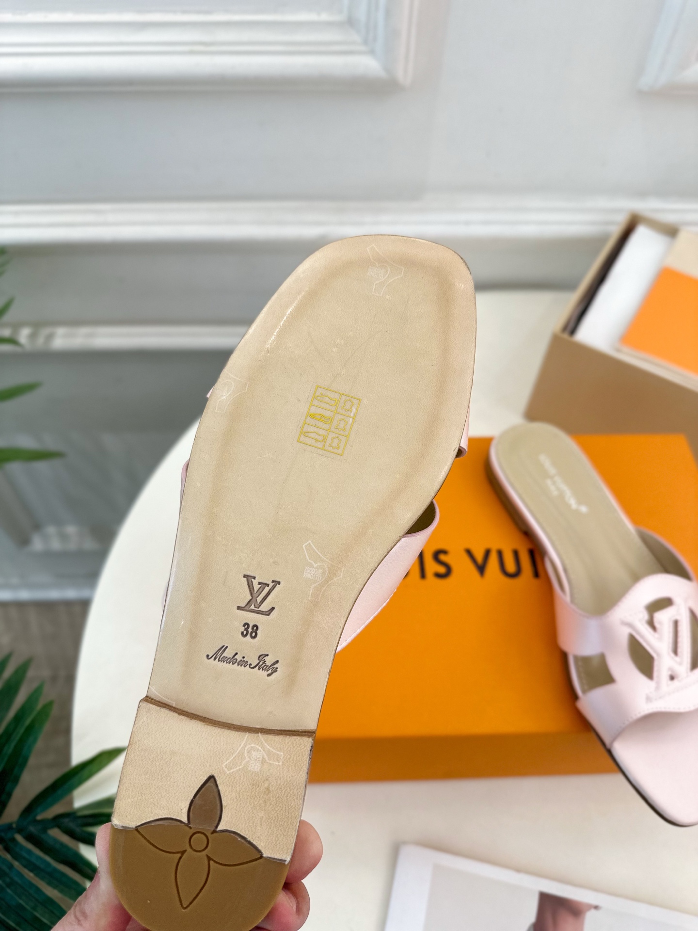 LV | 路易威登 25𝐬𝐬 
🧡💚2025春夏新款 顶级版本⚠️
专柜主打最新款 V形方跟镂空拖鞋 硬