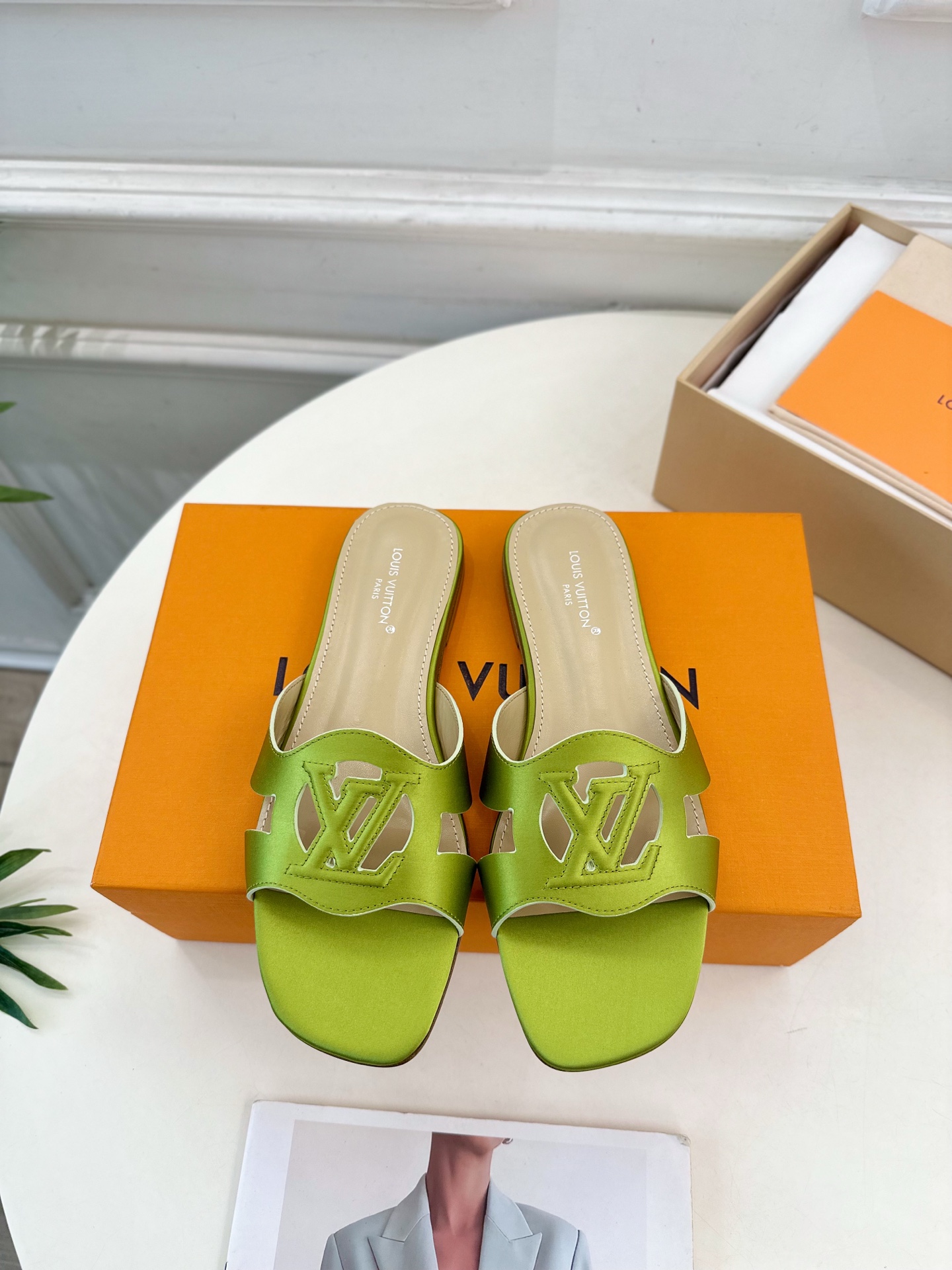 LV | 路易威登 25𝐬𝐬 
🧡💚2025春夏新款 顶级版本⚠️
专柜主打最新款 V形方跟镂空拖鞋 硬