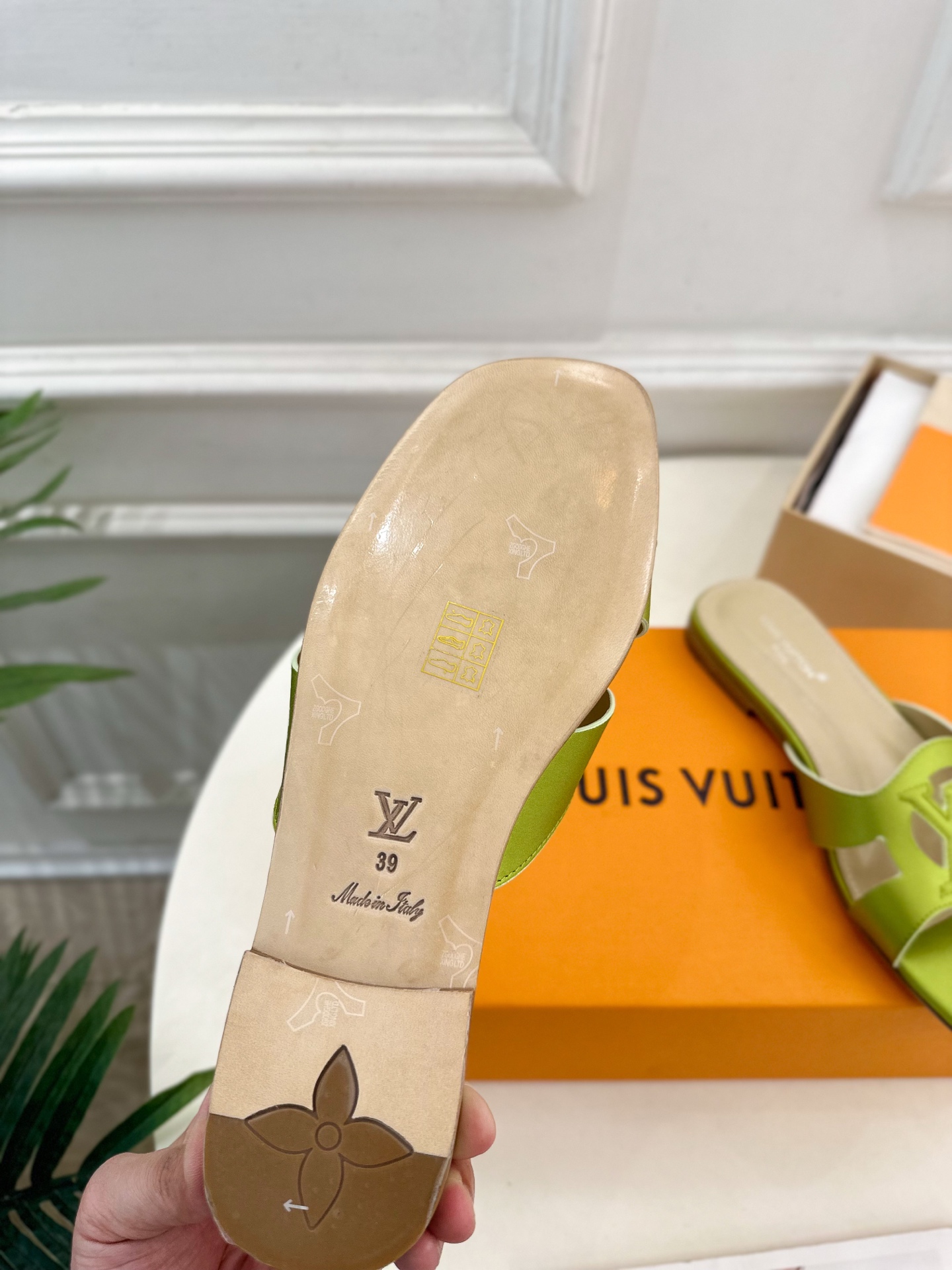 LV | 路易威登 25𝐬𝐬 
🧡💚2025春夏新款 顶级版本⚠️
专柜主打最新款 V形方跟镂空拖鞋 硬