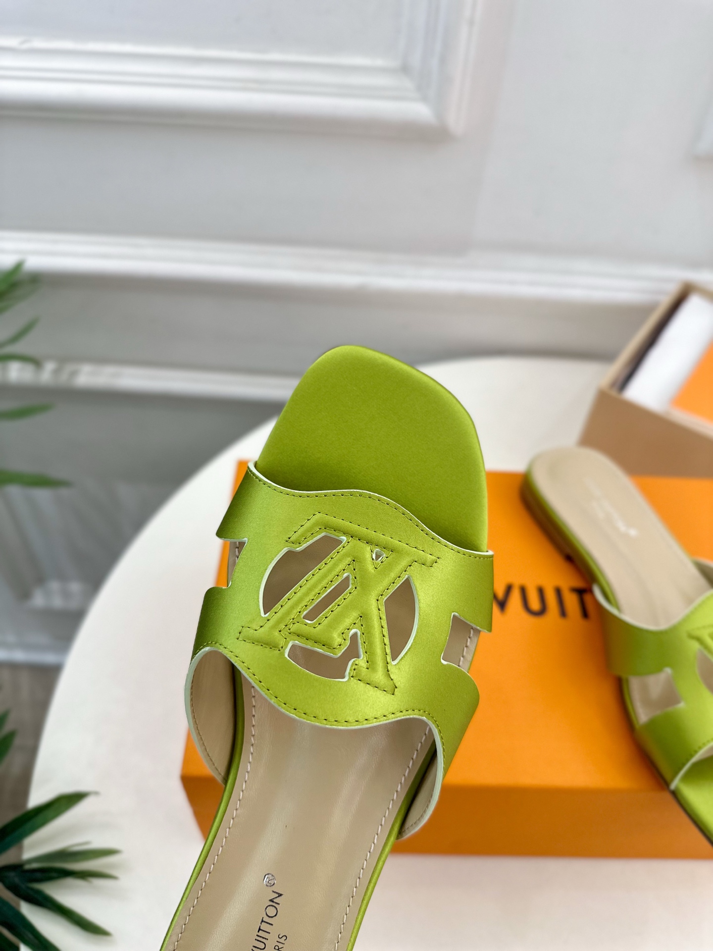 LV | 路易威登 25𝐬𝐬 
🧡💚2025春夏新款 顶级版本⚠️
专柜主打最新款 V形方跟镂空拖鞋 硬